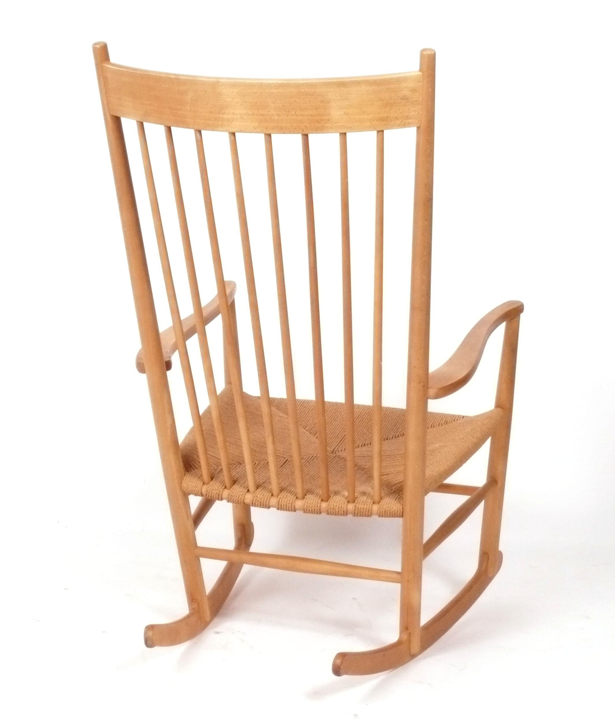 Danese Hans Wegner Sedia a dondolo moderna danese con sedile in corde e faggio Modello J16 in vendita