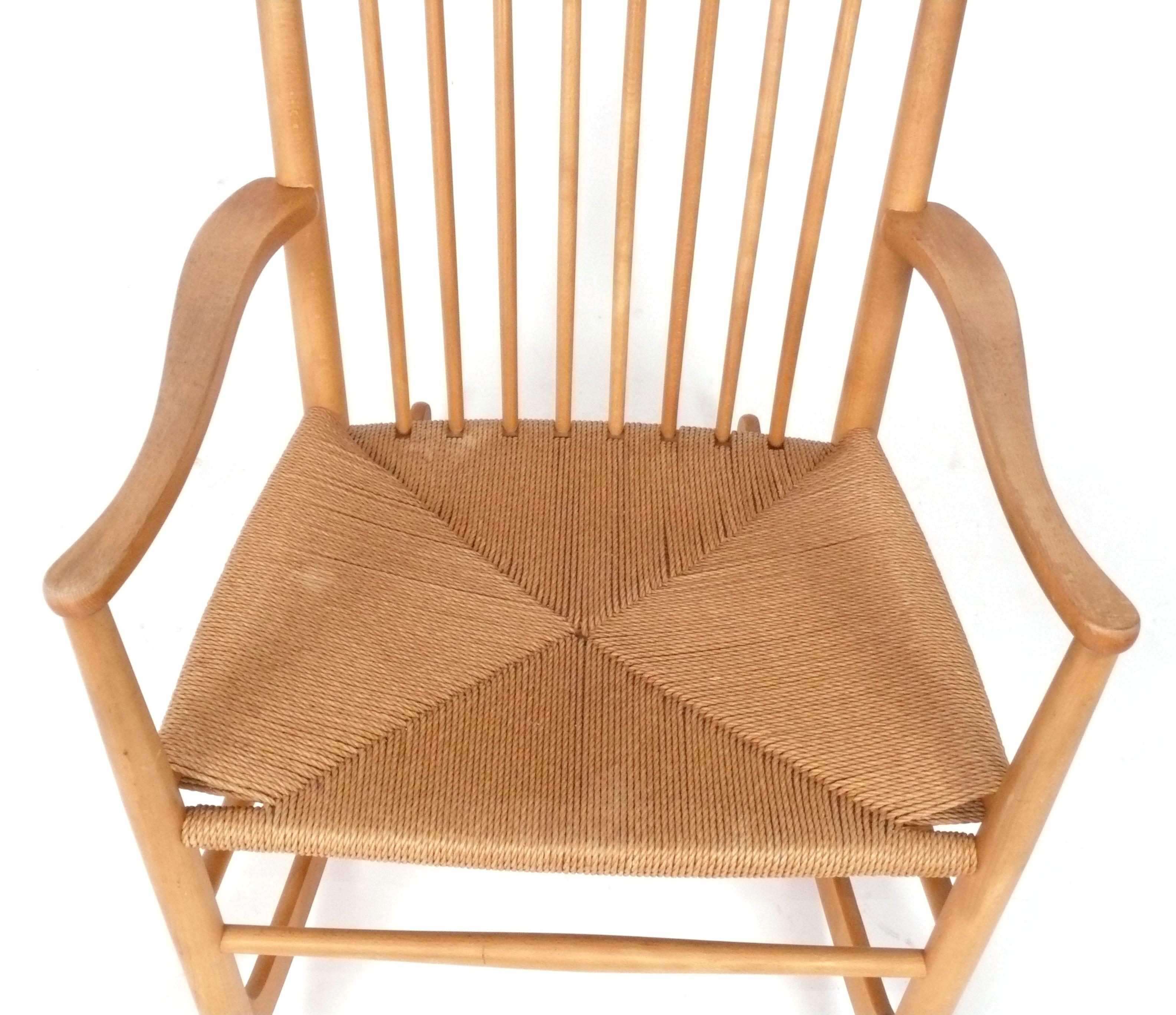 Hans Wegner Sedia a dondolo moderna danese con sedile in corde e faggio Modello J16 In condizioni buone in vendita a Atlanta, GA