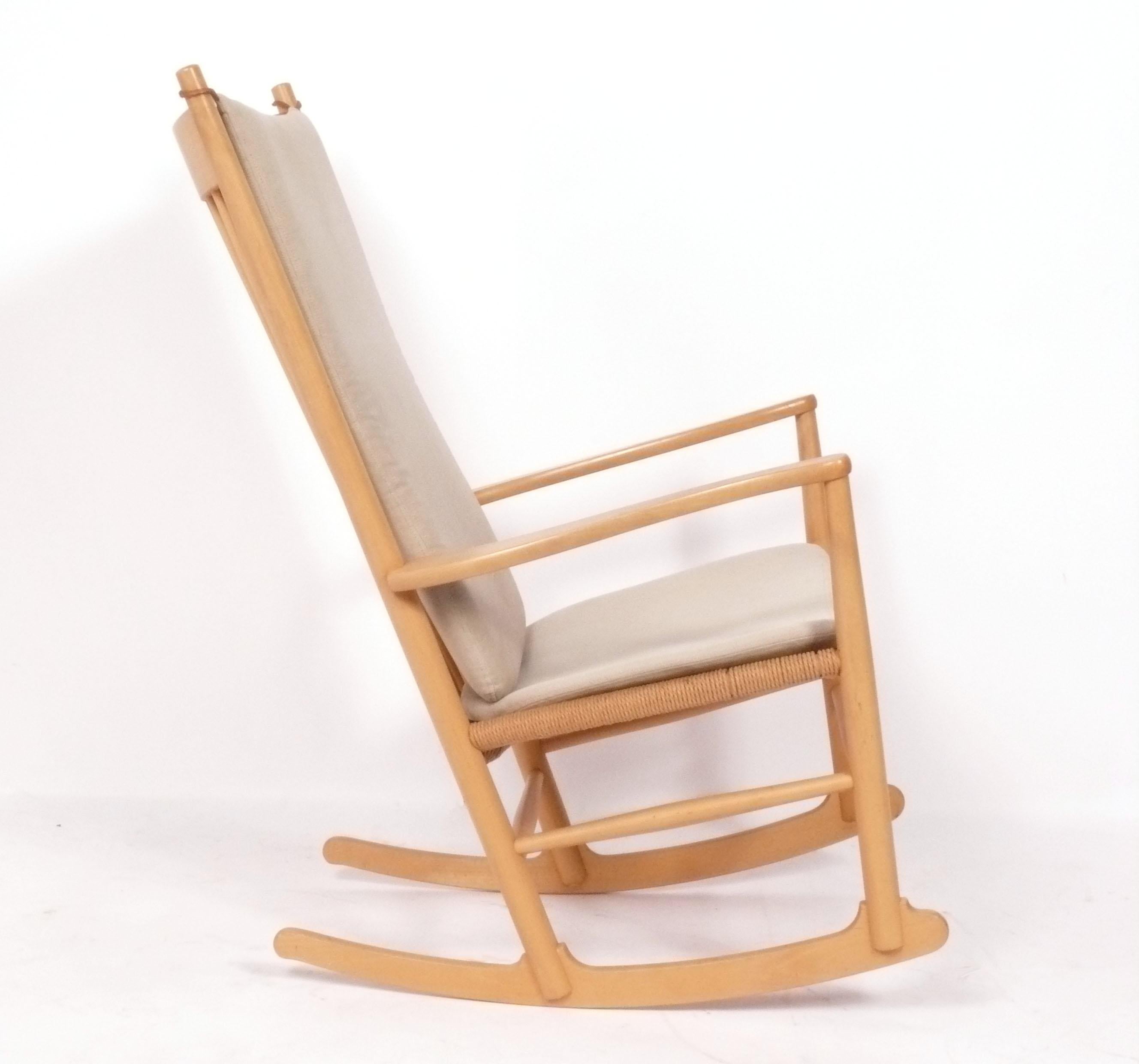 Dondolo danese moderno in faggio e sedile a corde modello J16, disegnato da Hans Wegner per FDB Mobler, Danimarca, anni '80 circa. Conserva i cuscini originali in tela e pelle. Progettato originariamente nel 1944, questo è uno dei design più