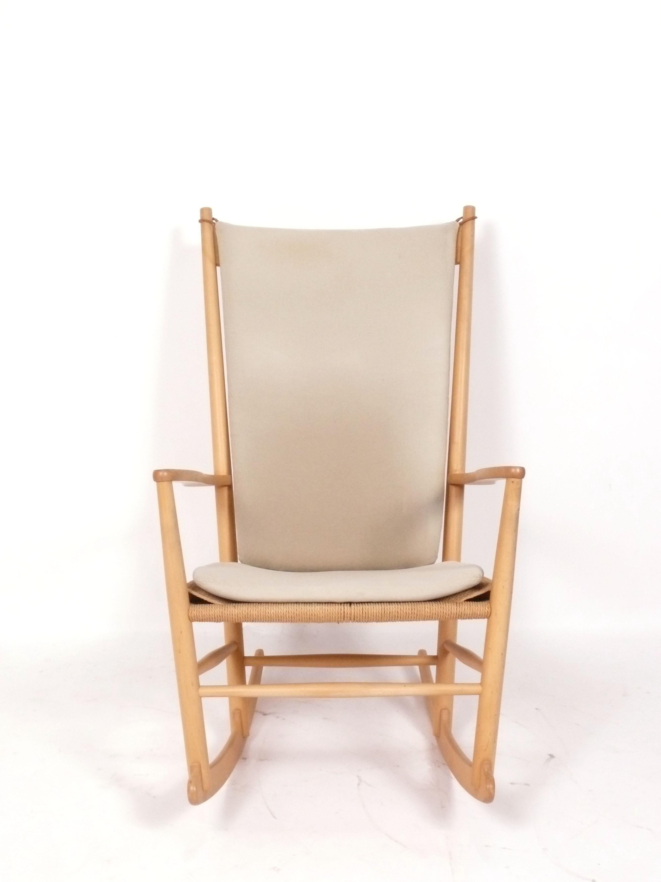 Mid-Century moderno Sedia a dondolo moderna Hans Wegner con sedile in corde e faggio Modello J16 in vendita