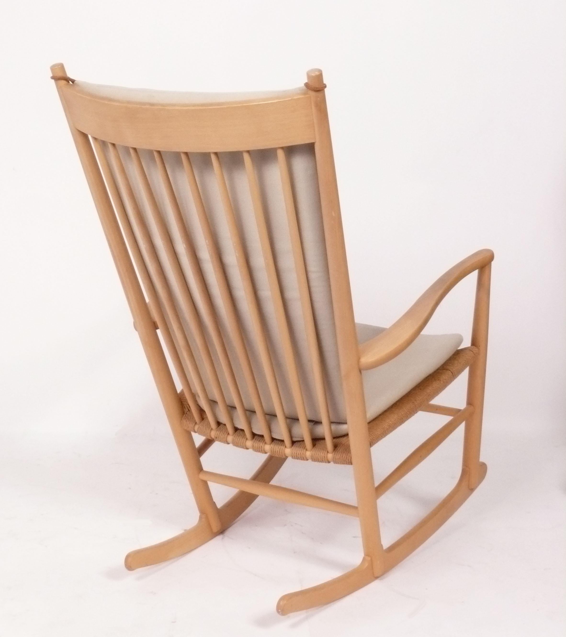 Danese Sedia a dondolo moderna Hans Wegner con sedile in corde e faggio Modello J16 in vendita