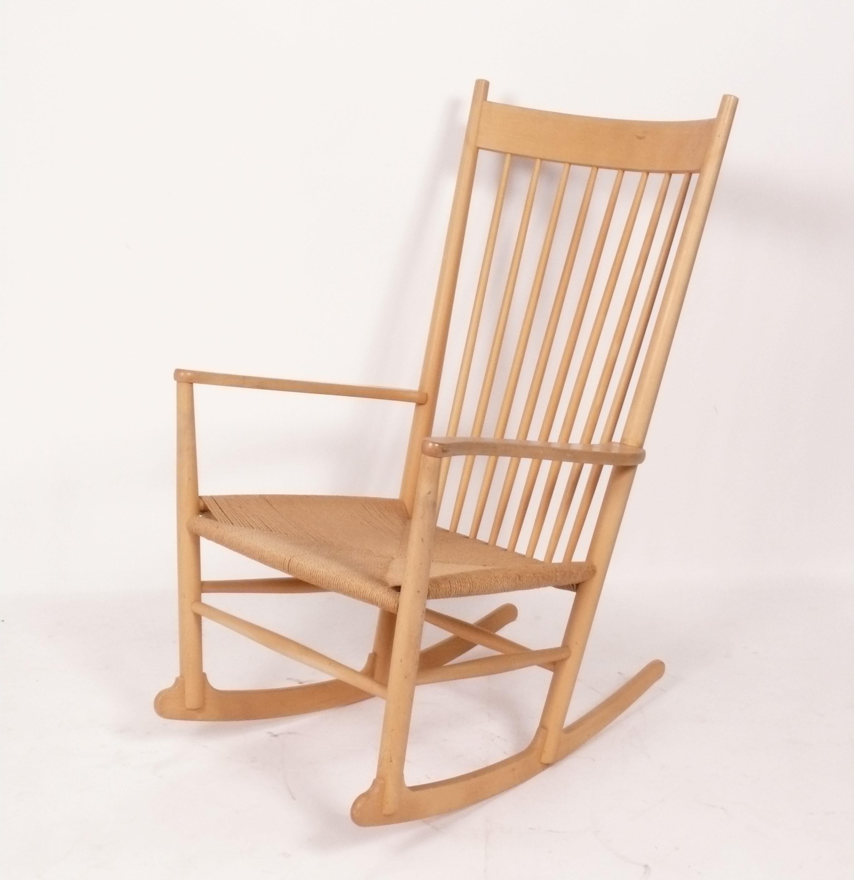 Sedia a dondolo moderna Hans Wegner con sedile in corde e faggio Modello J16 In condizioni buone in vendita a Atlanta, GA