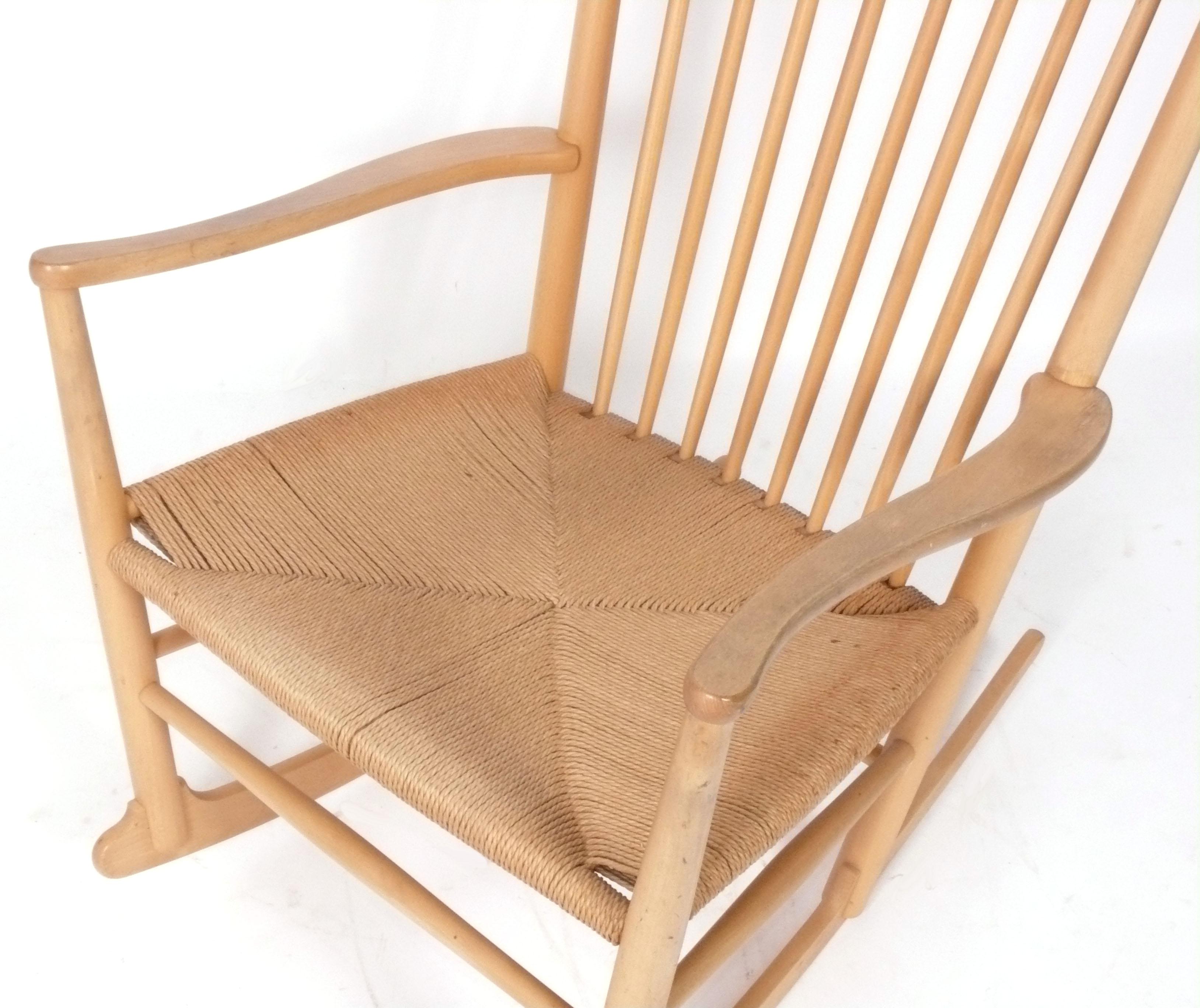 Fine XX secolo Sedia a dondolo moderna Hans Wegner con sedile in corde e faggio Modello J16 in vendita