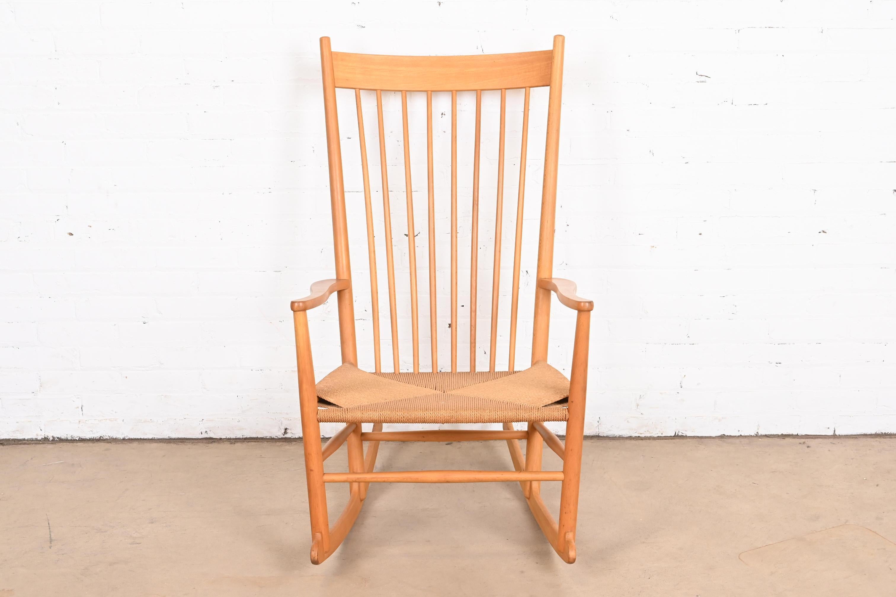 Una splendida sedia a dondolo danese moderna di metà secolo

Di Hans Wegner per FDB Møbler

Danimarca, circa anni '60

In Wood Wood, con sedute in giunco.

Misure: 25