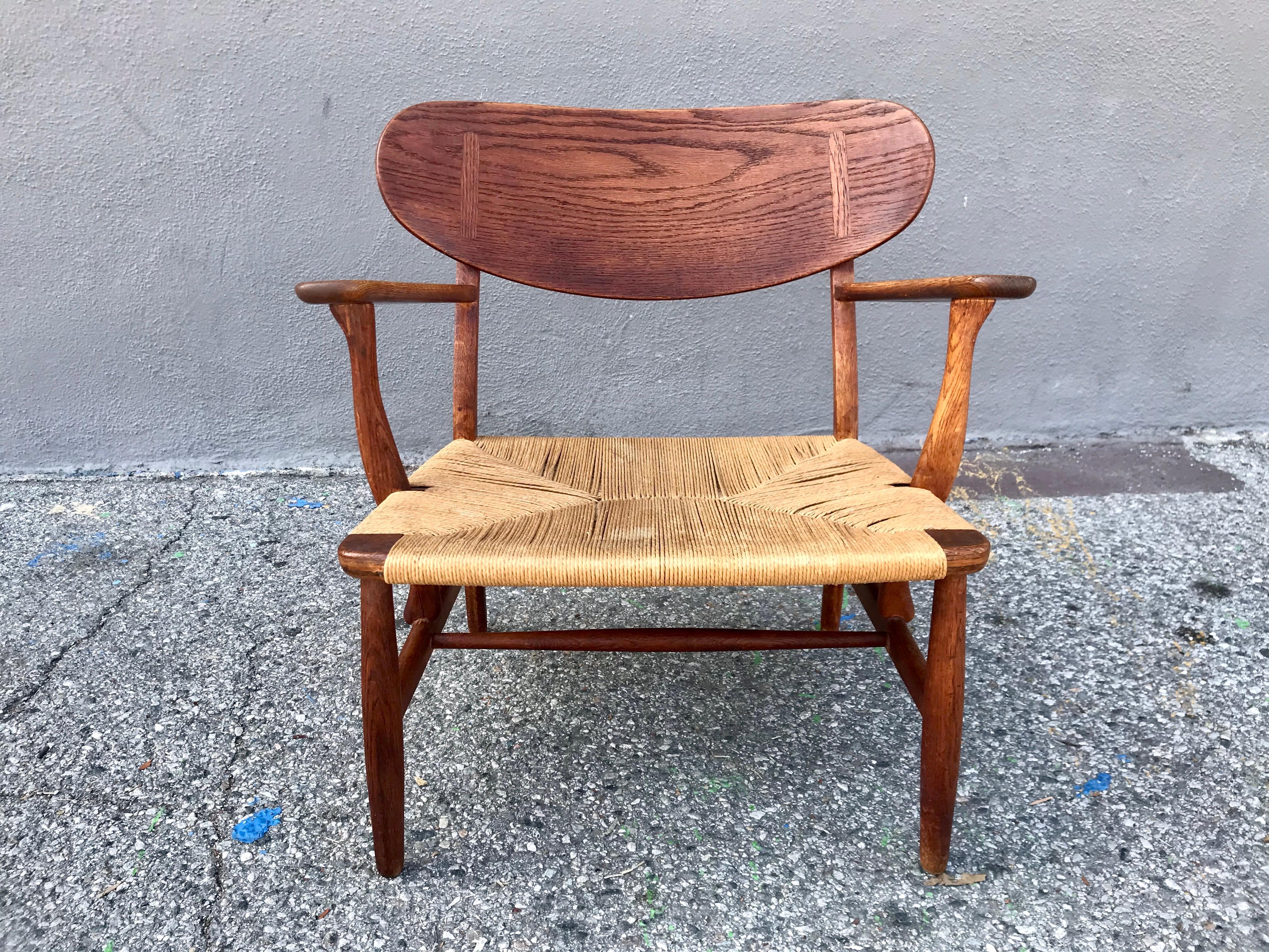 classic Danish modern design
solid teak and oak wood with original paper-cord seat
original vintage condition showing minor wear with a nice patina
great for a collection or use as an accent for any interior
  