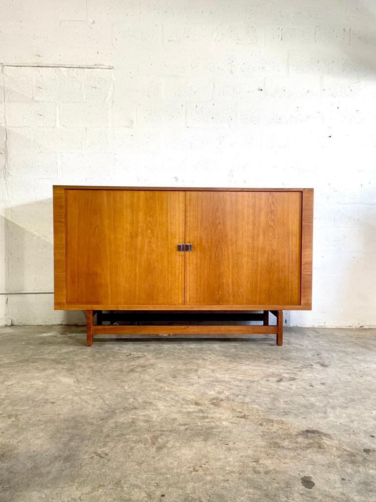 Aparador alto danés moderno Hans Wegner con mucho espacio de almacenamiento. Puertas de persiana lisas. 71an 19,25d 43,5h