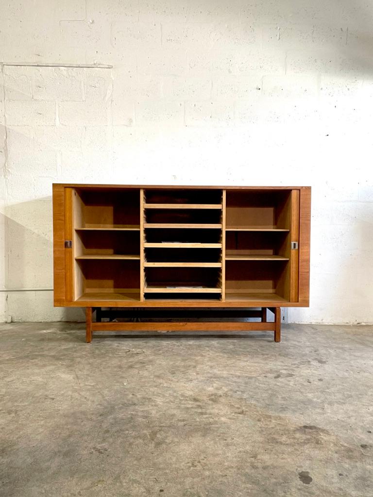 Aparador o aparador alto danés moderno Hans Wegner Puertas de persiana Moderno de mediados de siglo en venta
