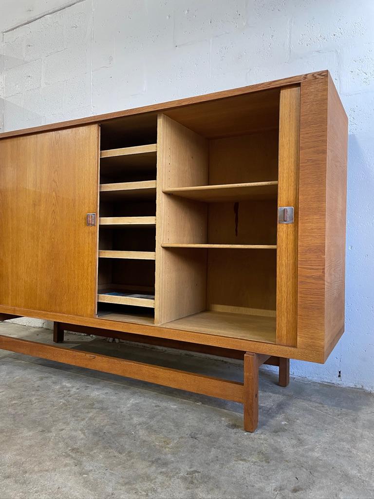 Aparador o aparador alto danés moderno Hans Wegner Puertas de persiana Danés en venta