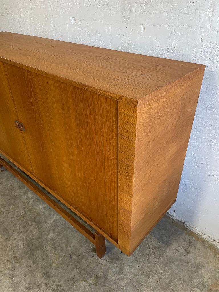 Aparador o aparador alto danés moderno Hans Wegner Puertas de persiana siglo XX en venta