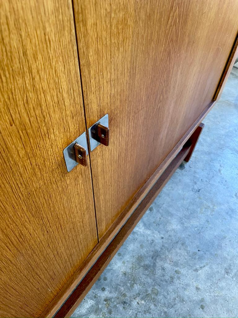 Aparador o aparador alto danés moderno Hans Wegner Puertas de persiana Madera en venta