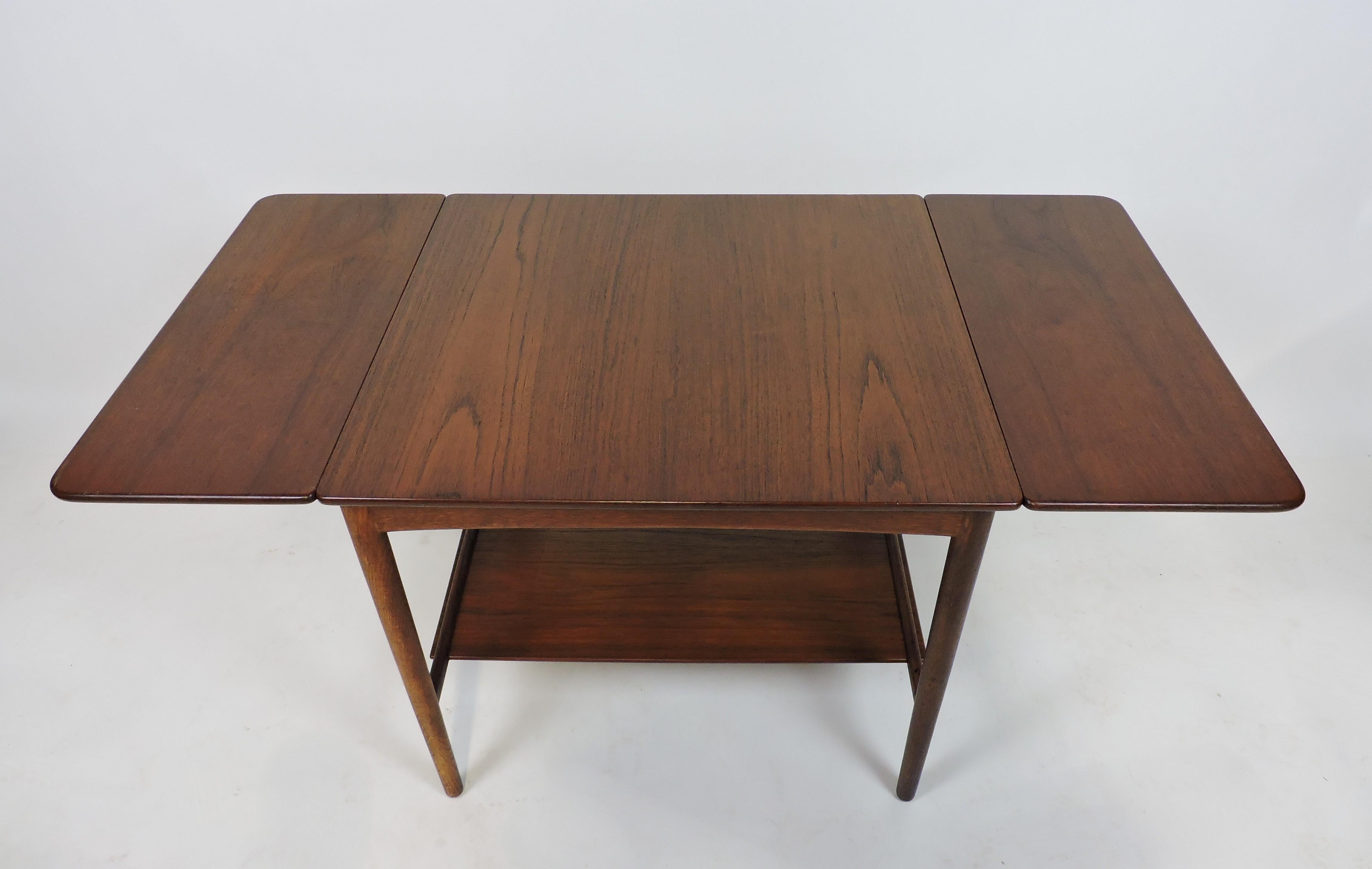 Hans Wegner Danish Modern Teak & Oak Drop Leaf End Table for Andreas Tuck In Good Condition For Sale In Chesterfield, NJ