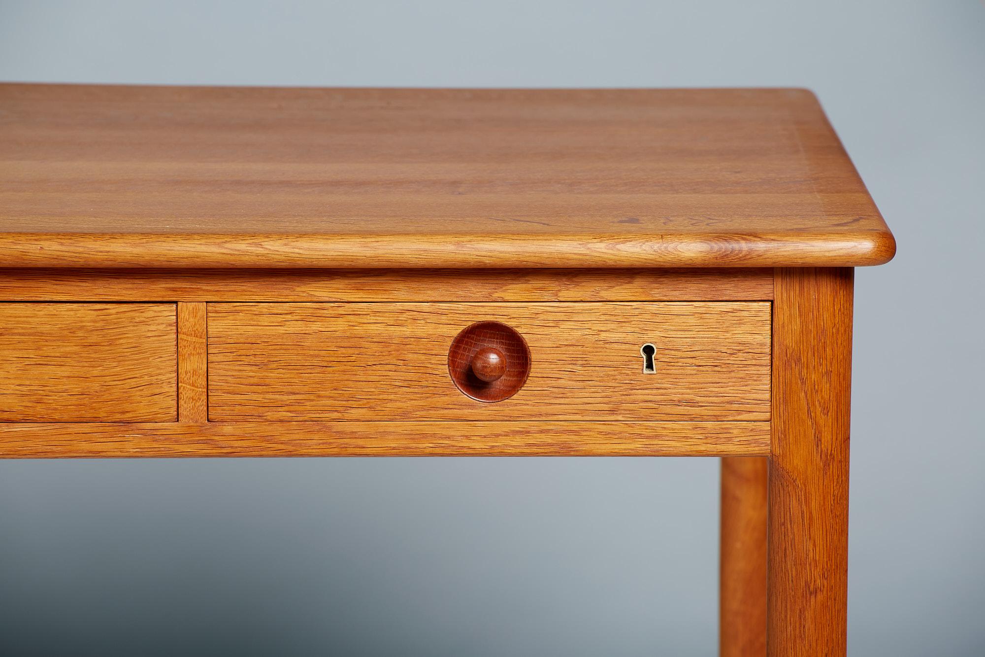 Hans Wegner Danish Oak AT-305 Desk, 1953 In Good Condition For Sale In London, England