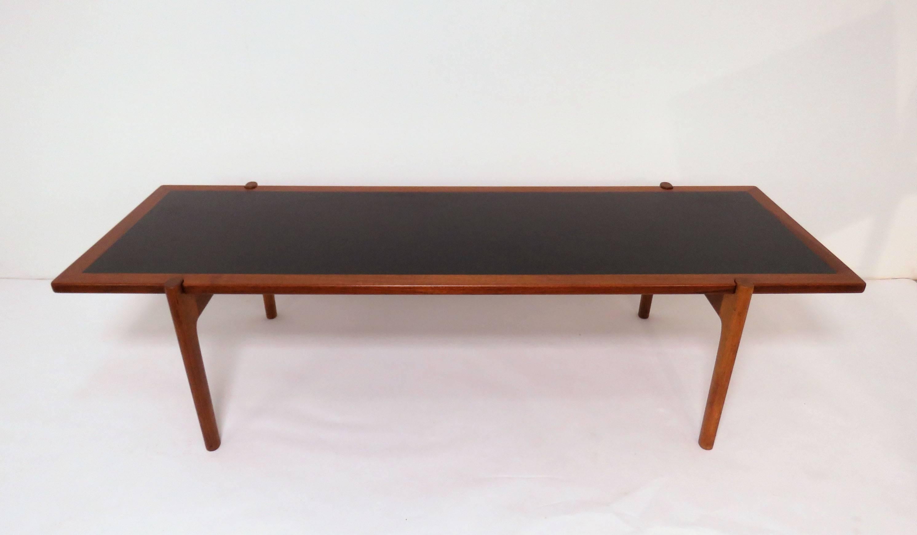 Hans Wegner Danish Teak Reversible Flip Top Coffee Table for Johannes Hansen In Good Condition In Peabody, MA