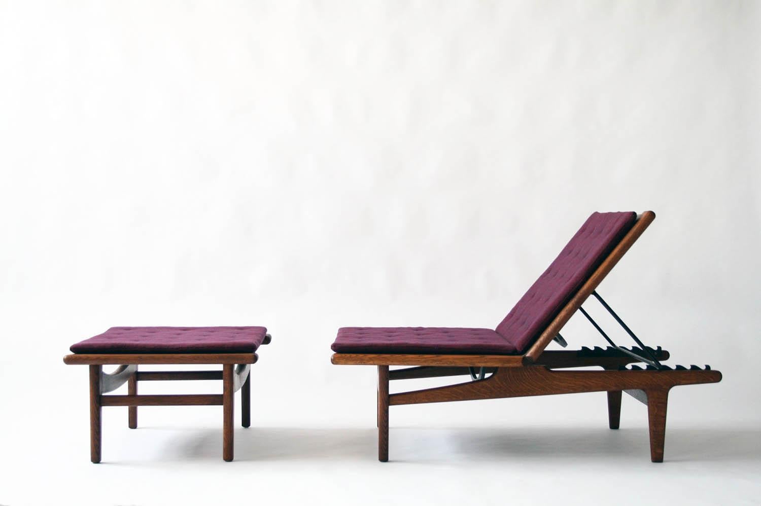 Rare adjustable lounge chair with ottoman daybed model GE-1 designed by Hans Wegner in original fabric. Produced by GETAMA in Denmark. Amazing condition!
 