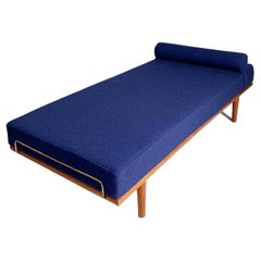 Hans Wegner: Tagesbett aus Teakholz und Messing, Modell Ge19, GETAMA, Dänemark, 1950er Jahre