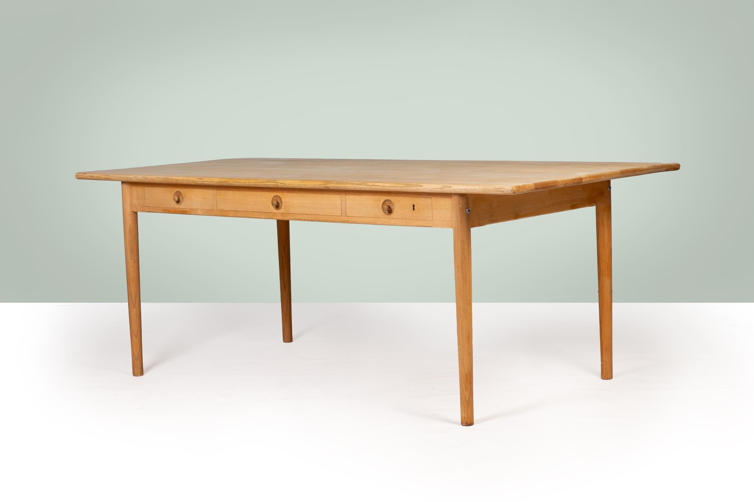 Mid-Century moderno Scrivania Hans Wegner Tavolo danese del metà secolo in vendita