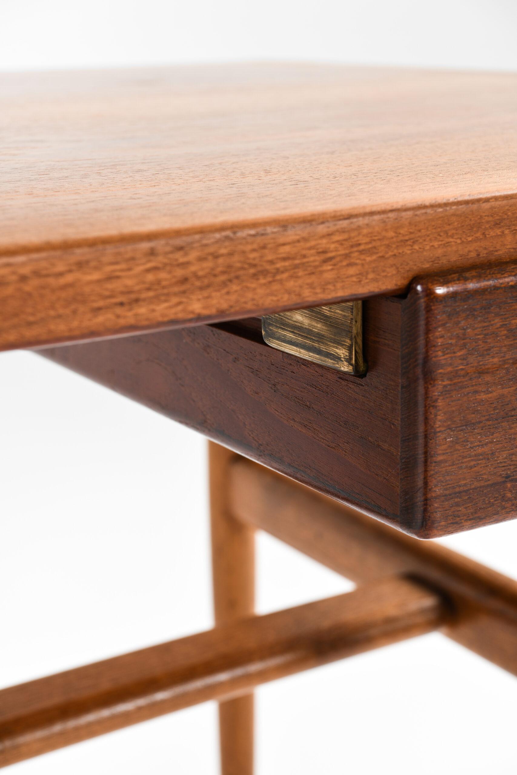Hans Wegner-Schreibtisch Modell JH-563 des Schreiner Johannes Hansen in Dänemark (Mitte des 20. Jahrhunderts) im Angebot