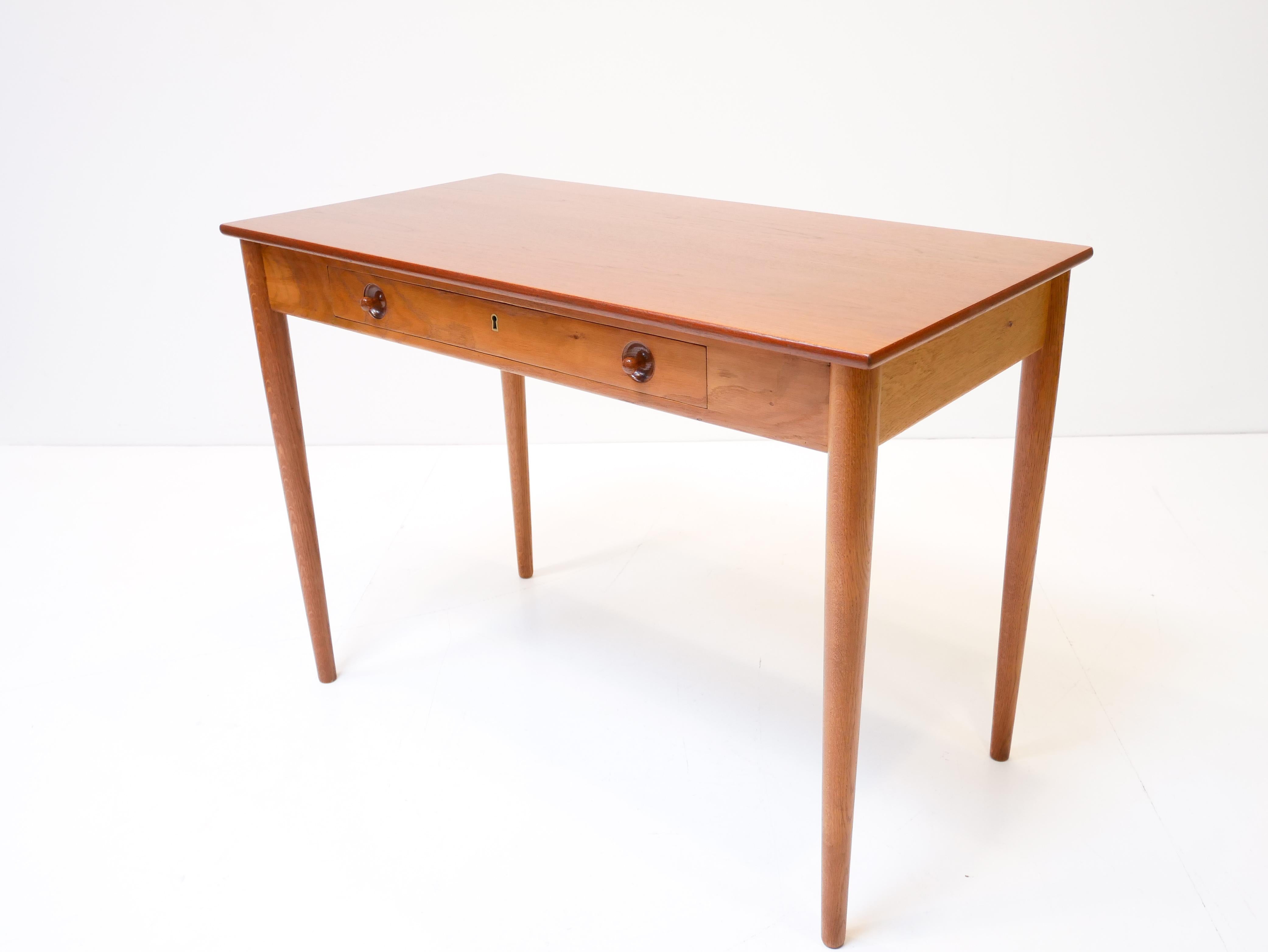 Hans Wegner desk, model Ry 32 in the beautiful combination teak and oak. 
Marked Ry möbler 1959.