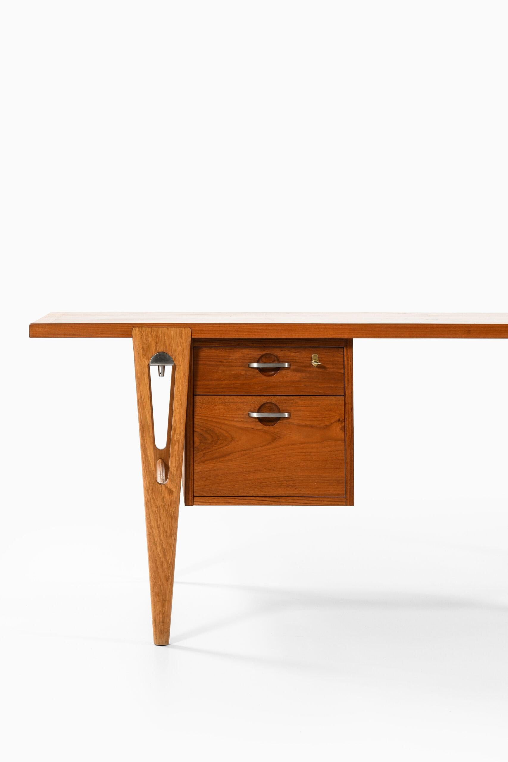 Sehr seltener freistehender Schreibtisch, entworfen von Hans Wegner. Hergestellt vom Tischler Johannes Hansen in Dänemark.