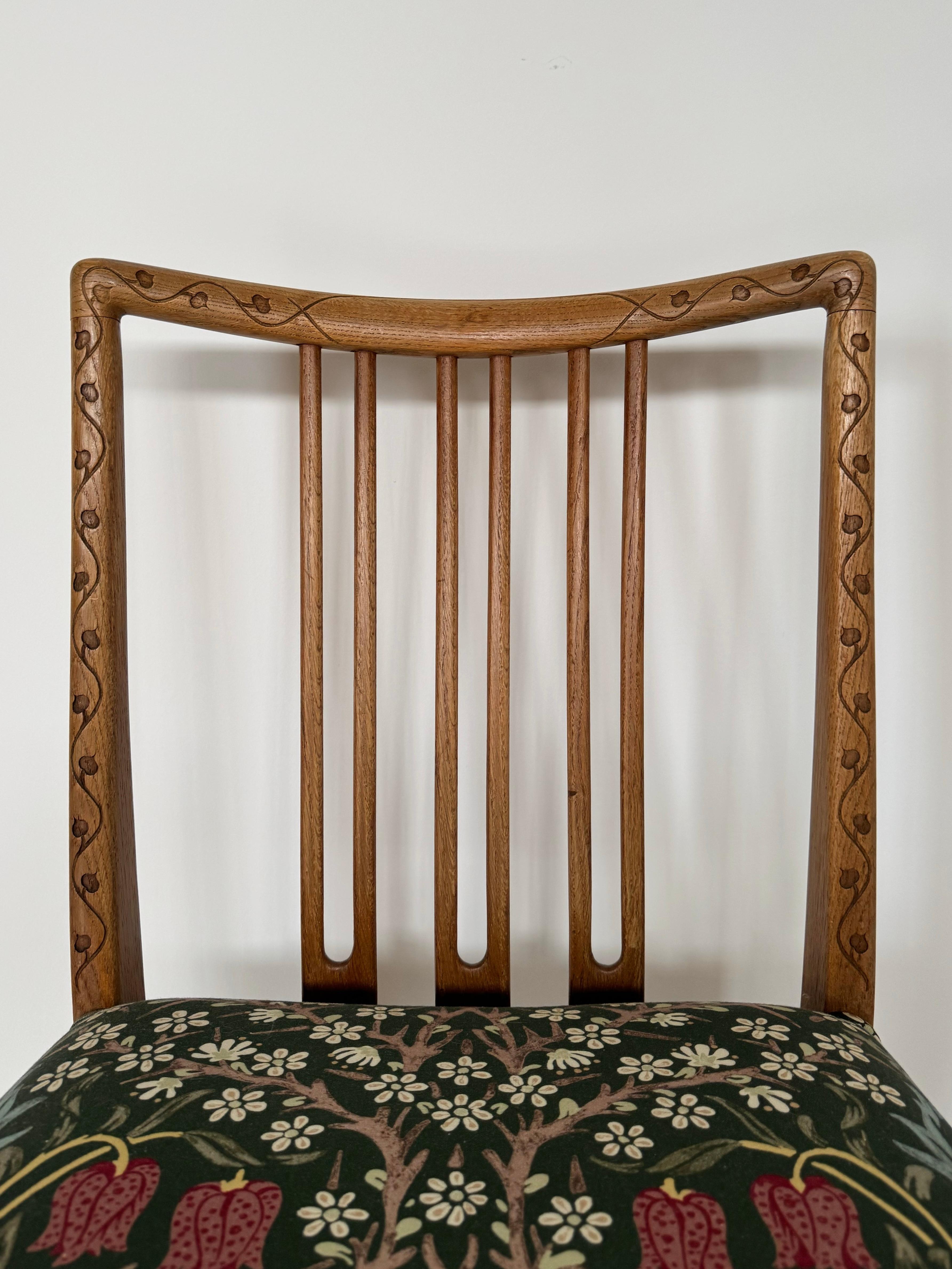 Hans Wegner Dining Chair in William Morris Blackthorn In Good Condition For Sale In SAINT LOUIS, MO
