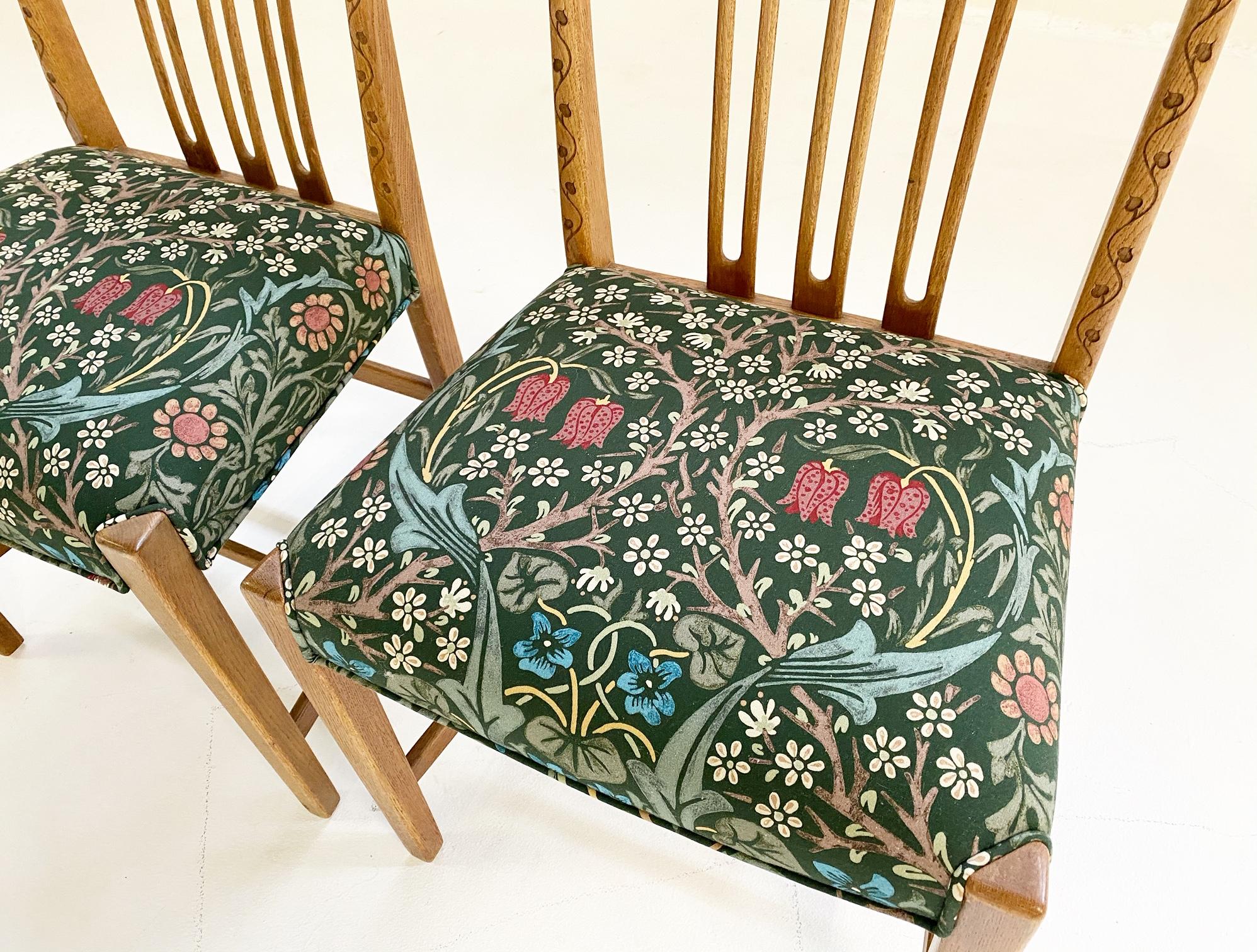 Cette paire de chaises de salle à manger est une véritable trouvaille ! Le chêne est en très bon état. Nous avons pensé que le tissu Blackthorn de William Morris serait le complément parfait des subtils détails floraux sculptés sur le dossier de la