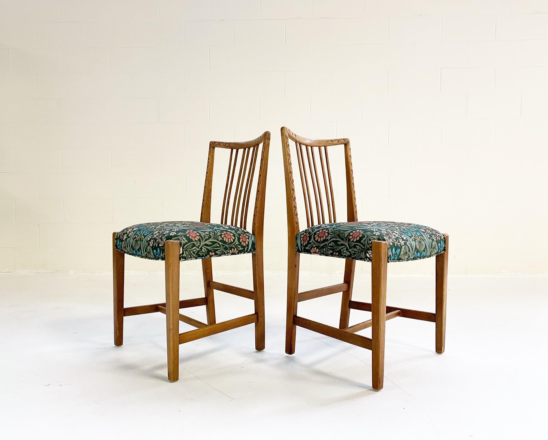 Danois Paire de chaises de salle à manger Hans Wegner en William Morris Blackthorn en vente
