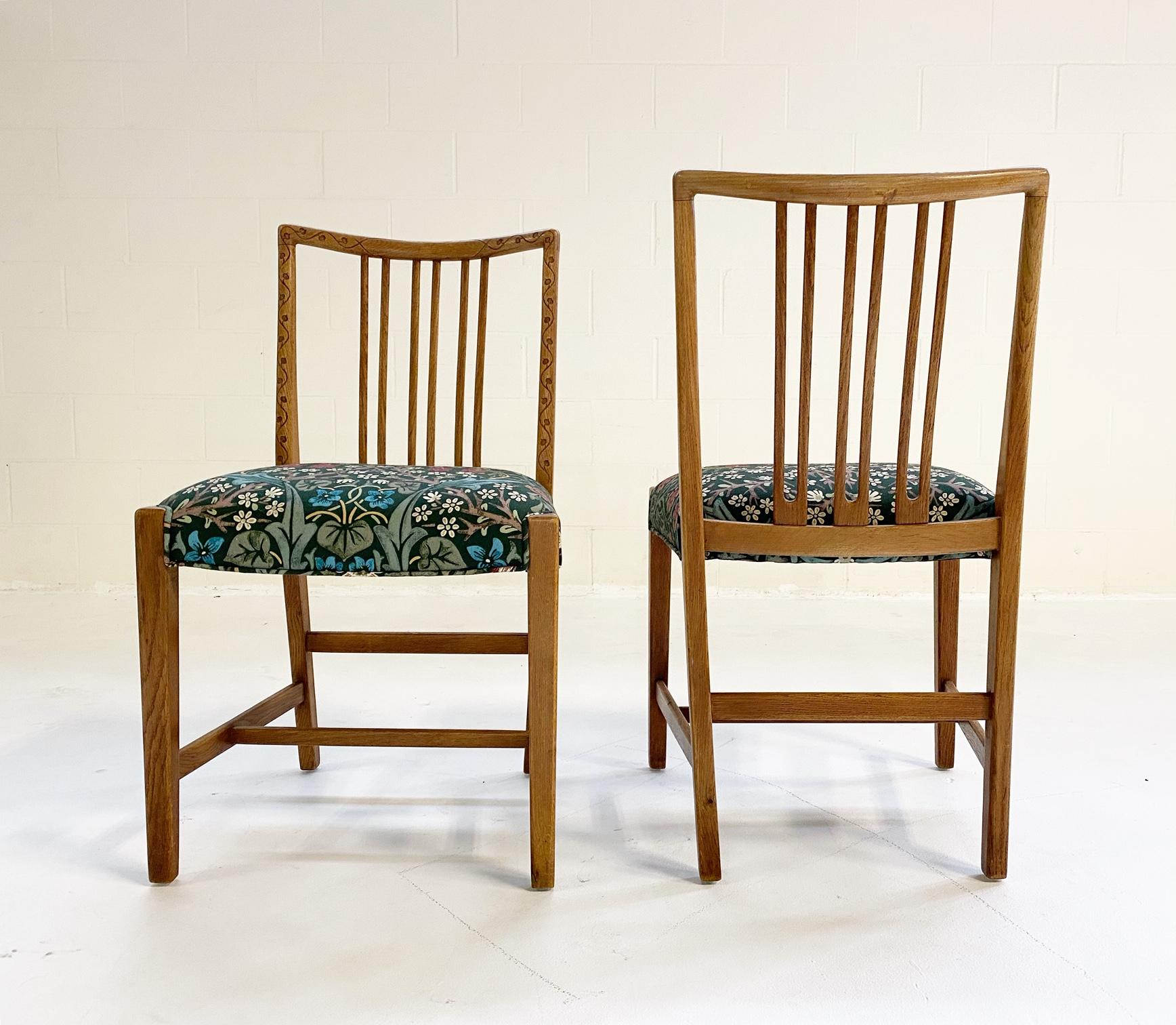 Hans Wegner Esszimmerstühle in William Morris Blackthorn, Paar im Zustand „Hervorragend“ im Angebot in SAINT LOUIS, MO