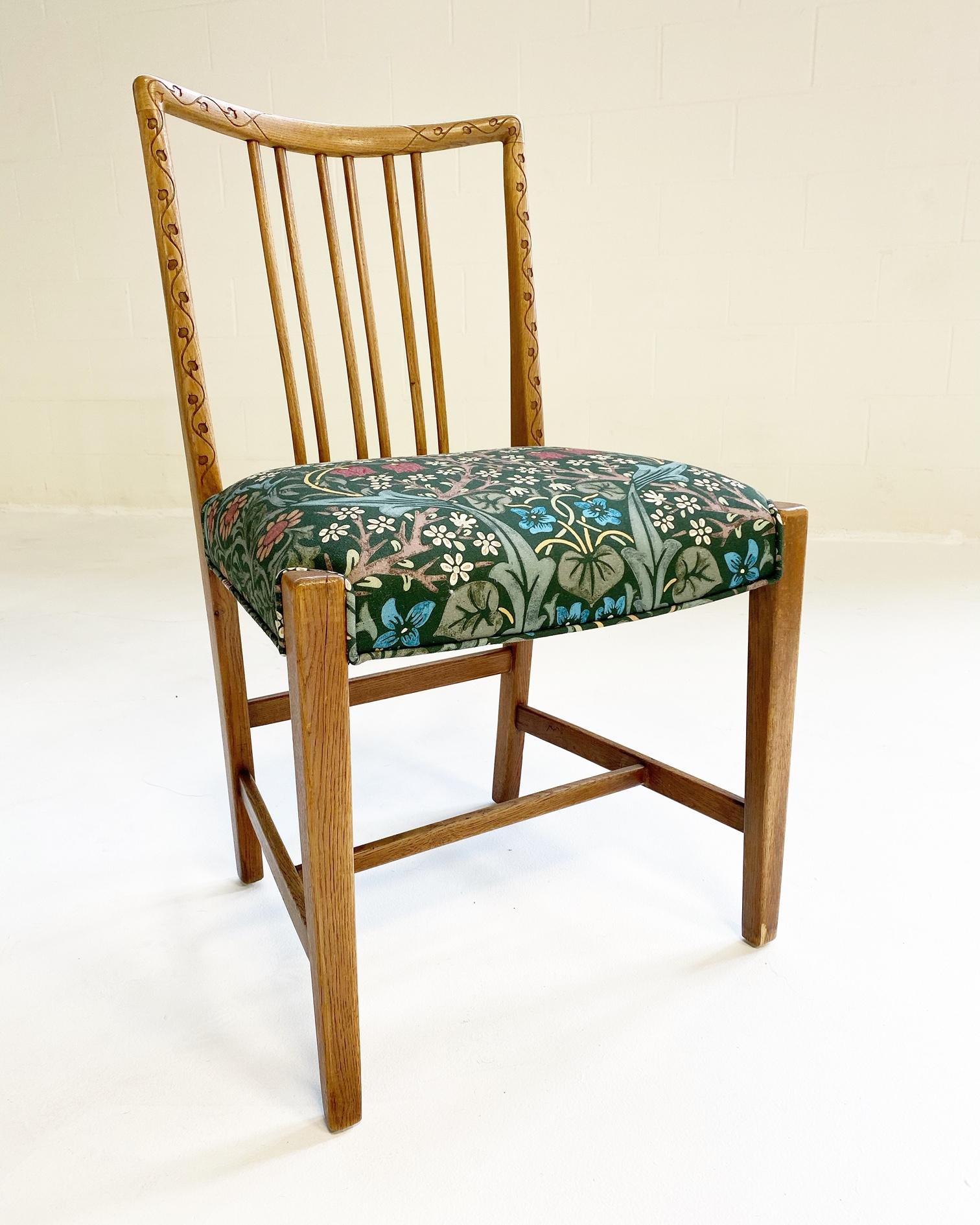 Hans Wegner Dining Chairs in William Morris Blackthorn, Pair In Excellent Condition For Sale In SAINT LOUIS, MO