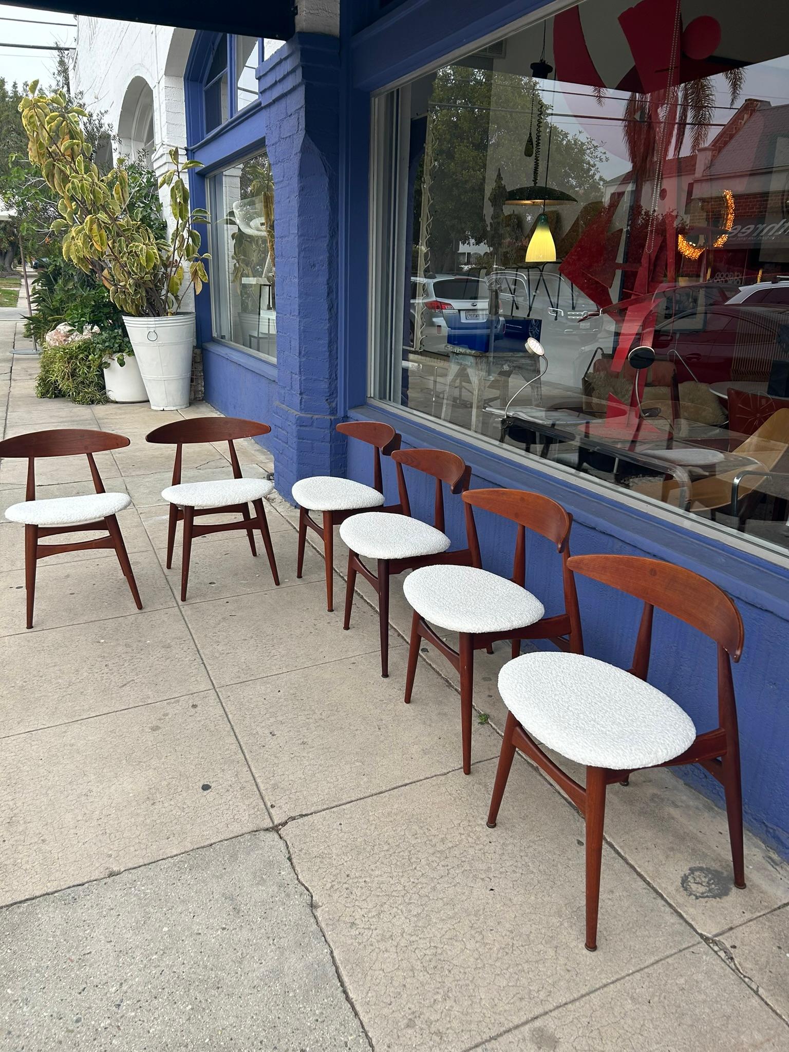 Satz von sechs CH-30 Esszimmerstühlen von Hans Wegner für Carl Hansen & Son, auf der Unterseite gestempelt. Schönes Teakholzgestell, Sitzfläche mit originalem, cremefarbenem Bouclé-Stoff bezogen. Ikonisches Design der Jahrhundertmitte.