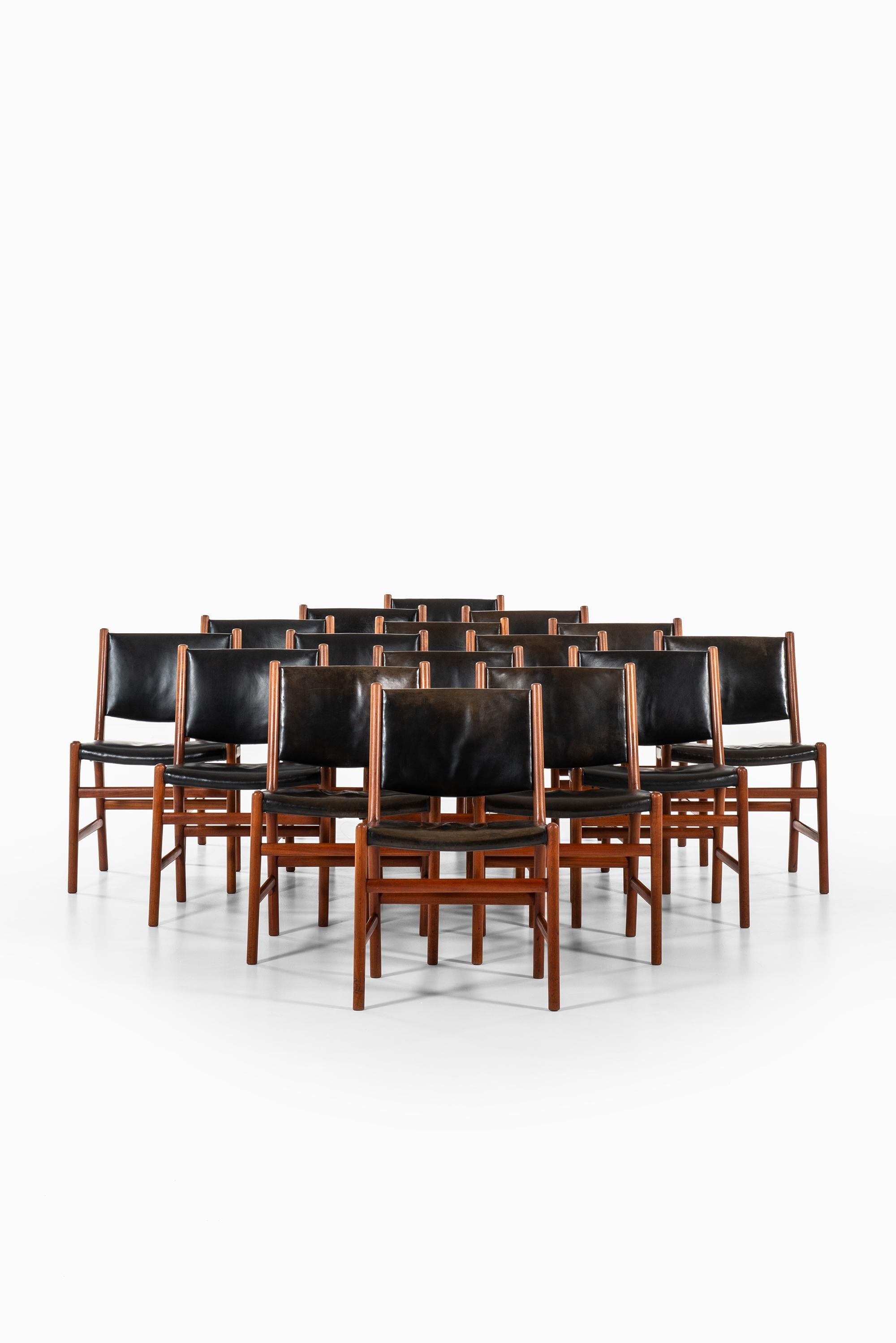 Danish Hans Wegner Dining Chairs Variant of Model JH507 by Cabinetmaker Johannes Hansen For Sale