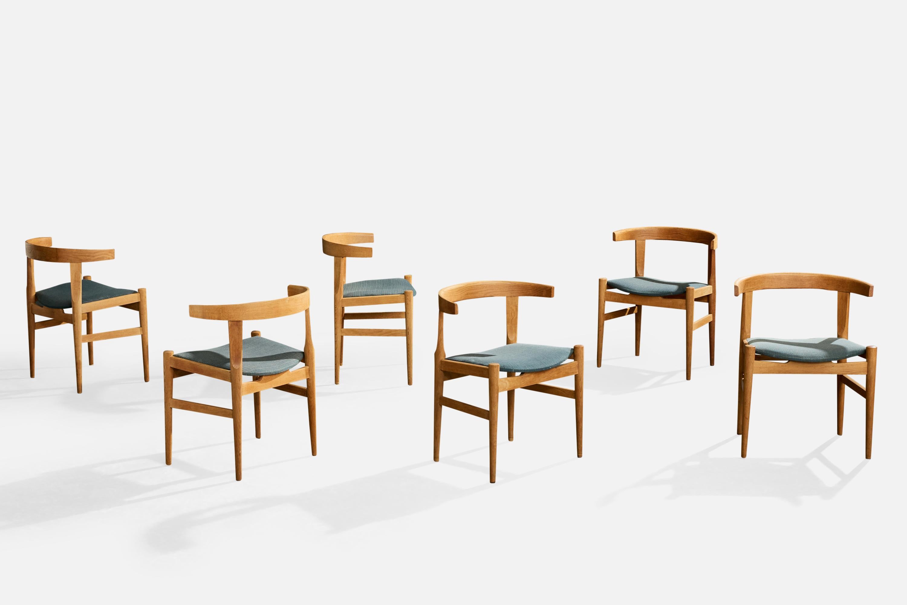 Un set di sei rare sedie da sala da pranzo o laterali in quercia e tessuto blu disegnate da Hans Wegner e prodotte da Carl Hansen & Søn, Danimarca, anni '60 circa.

Minima usura del tessuto e della struttura in legno.

Tessuto d'epoca in discrete
