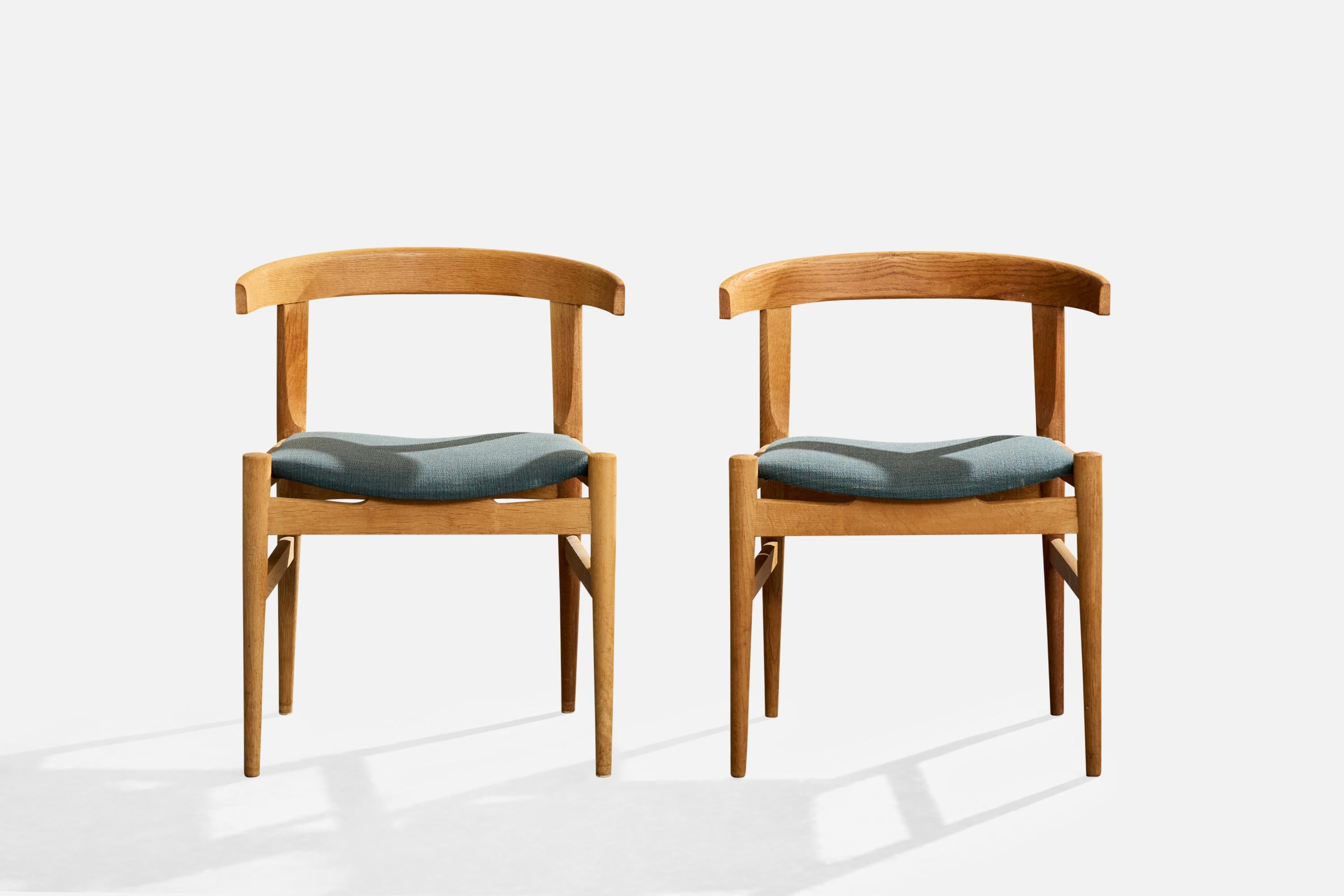 Hans Wegner, Dining Room Chairs, Oak, Fabric, Denmark, 1960s In condizioni discrete in vendita a High Point, NC