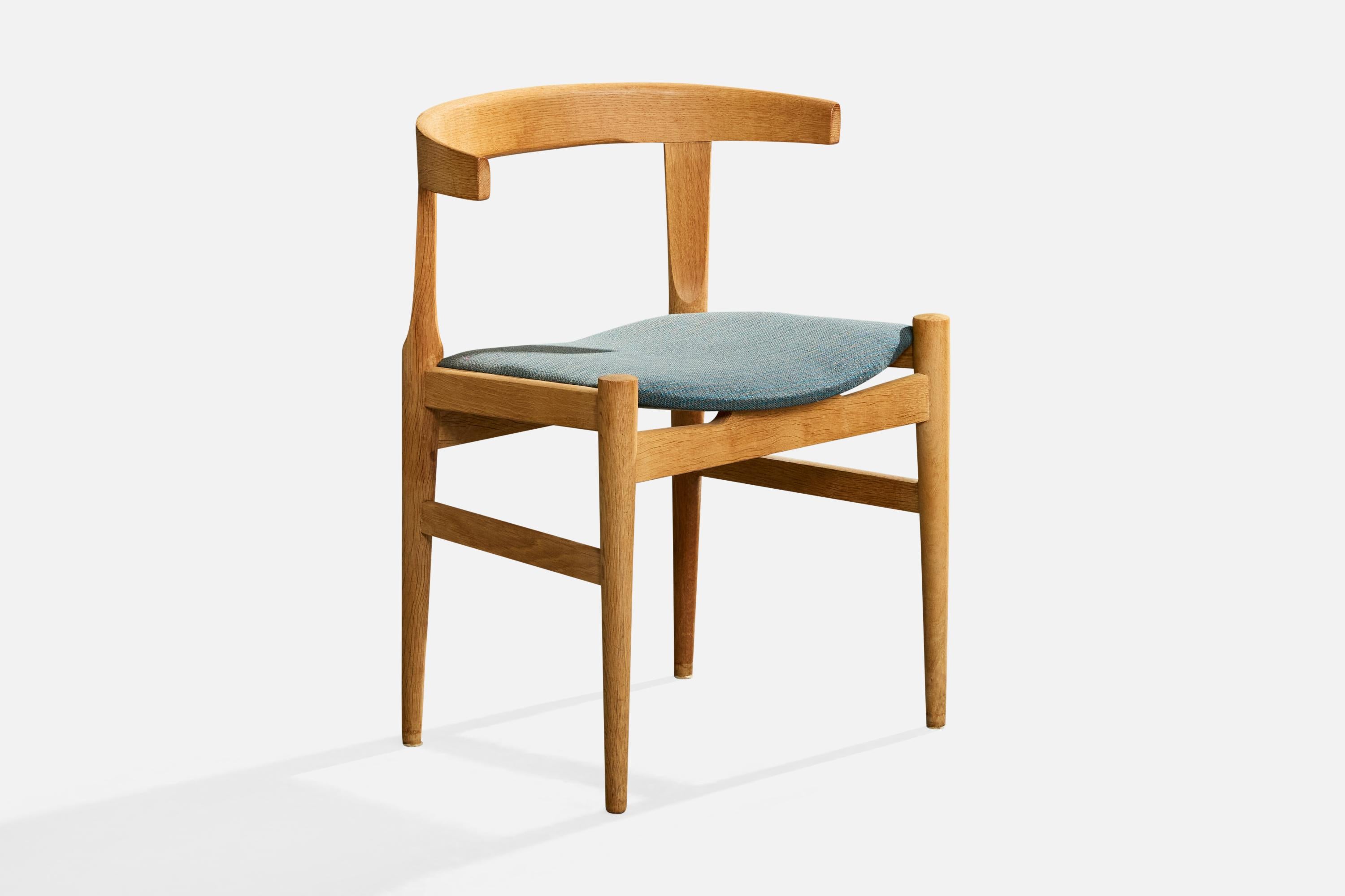 Metà XX secolo Hans Wegner, Dining Room Chairs, Oak, Fabric, Denmark, 1960s in vendita