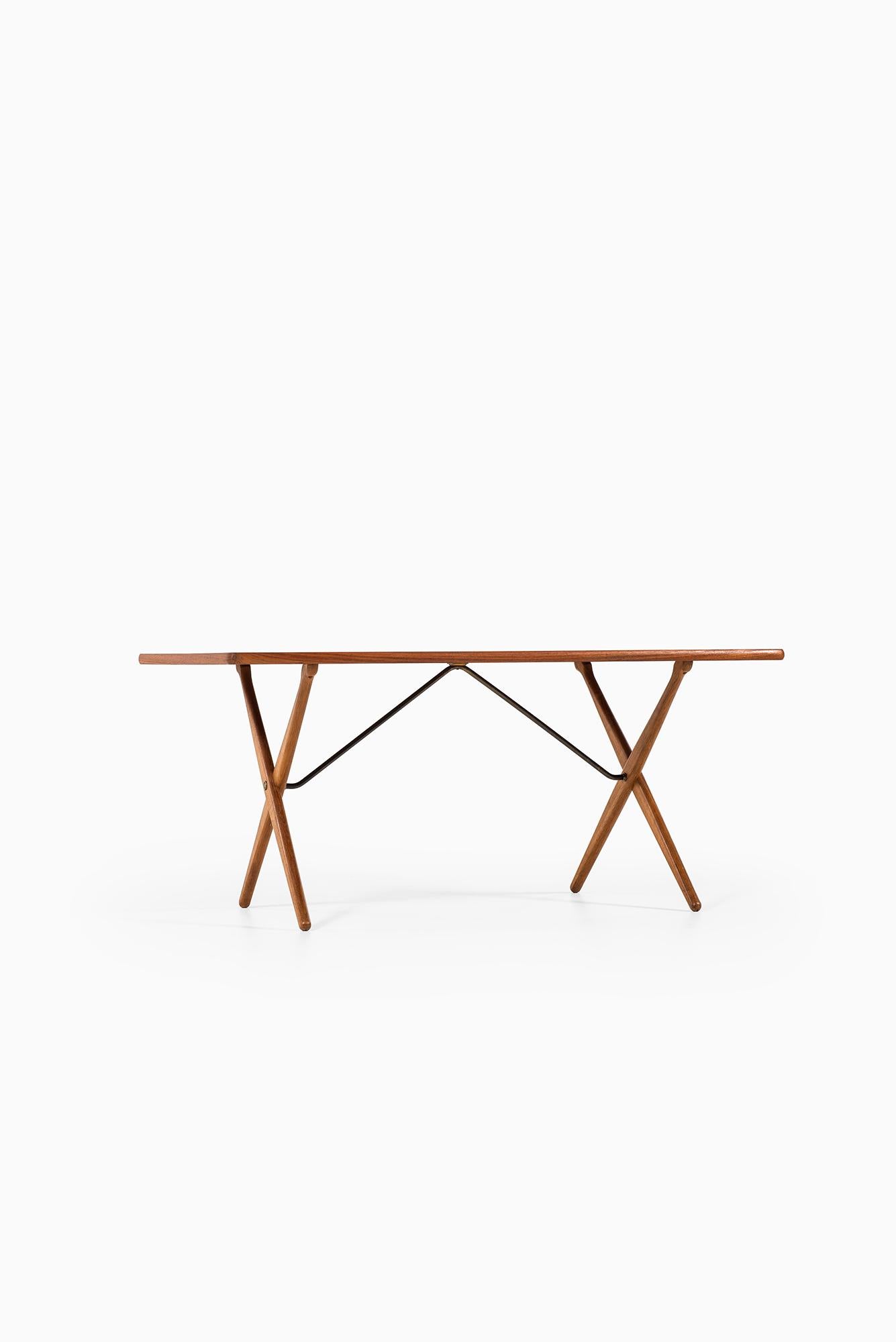 Rare dining table / working table model AT-303 designed by Hans Wegner. Produced by Andreas Tuck in Denmark.