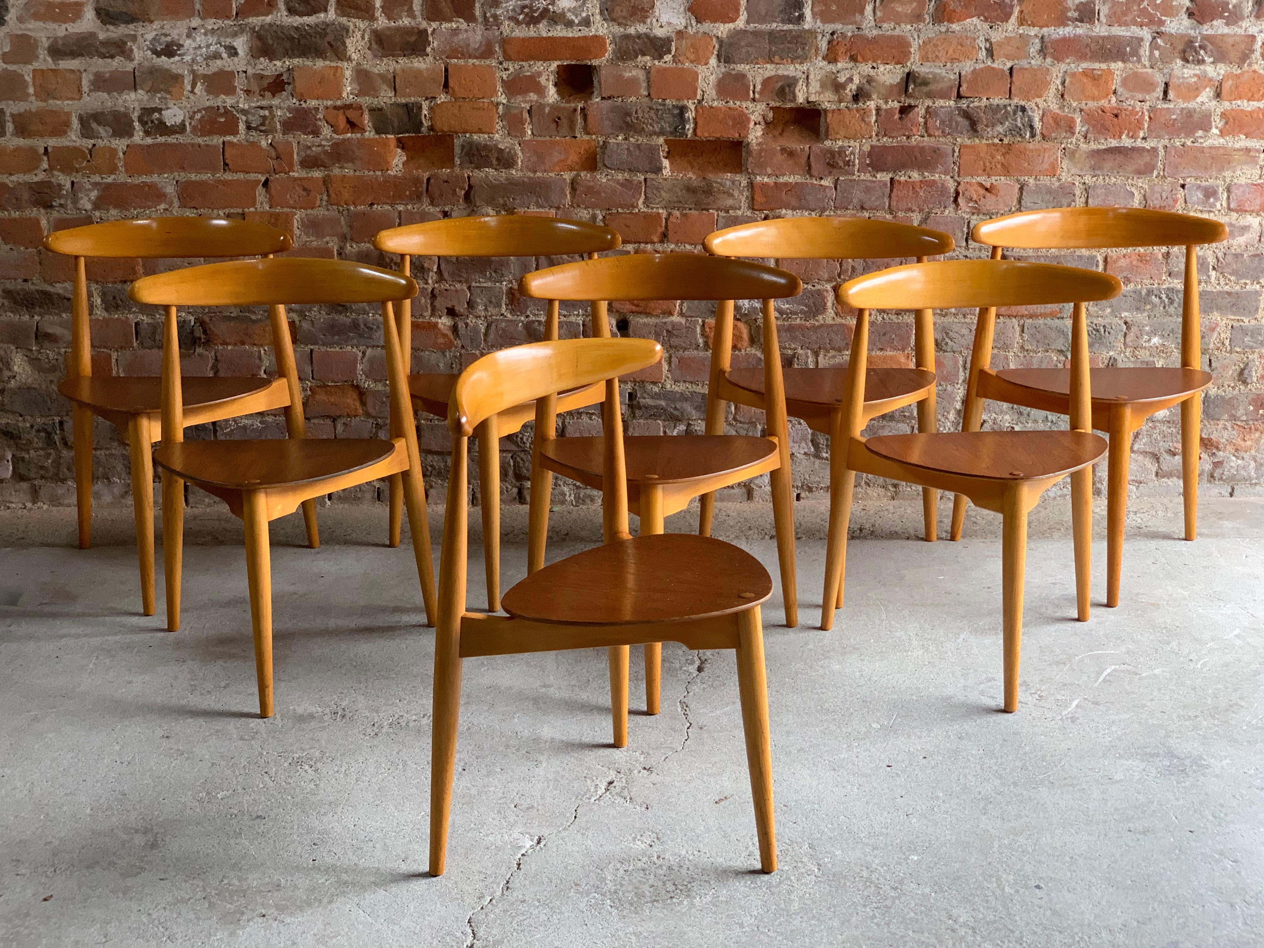 Hans Wegner Dining Table & Eight Chairs Heart Shape Fritz Hansen, Denmark, 1950s 3