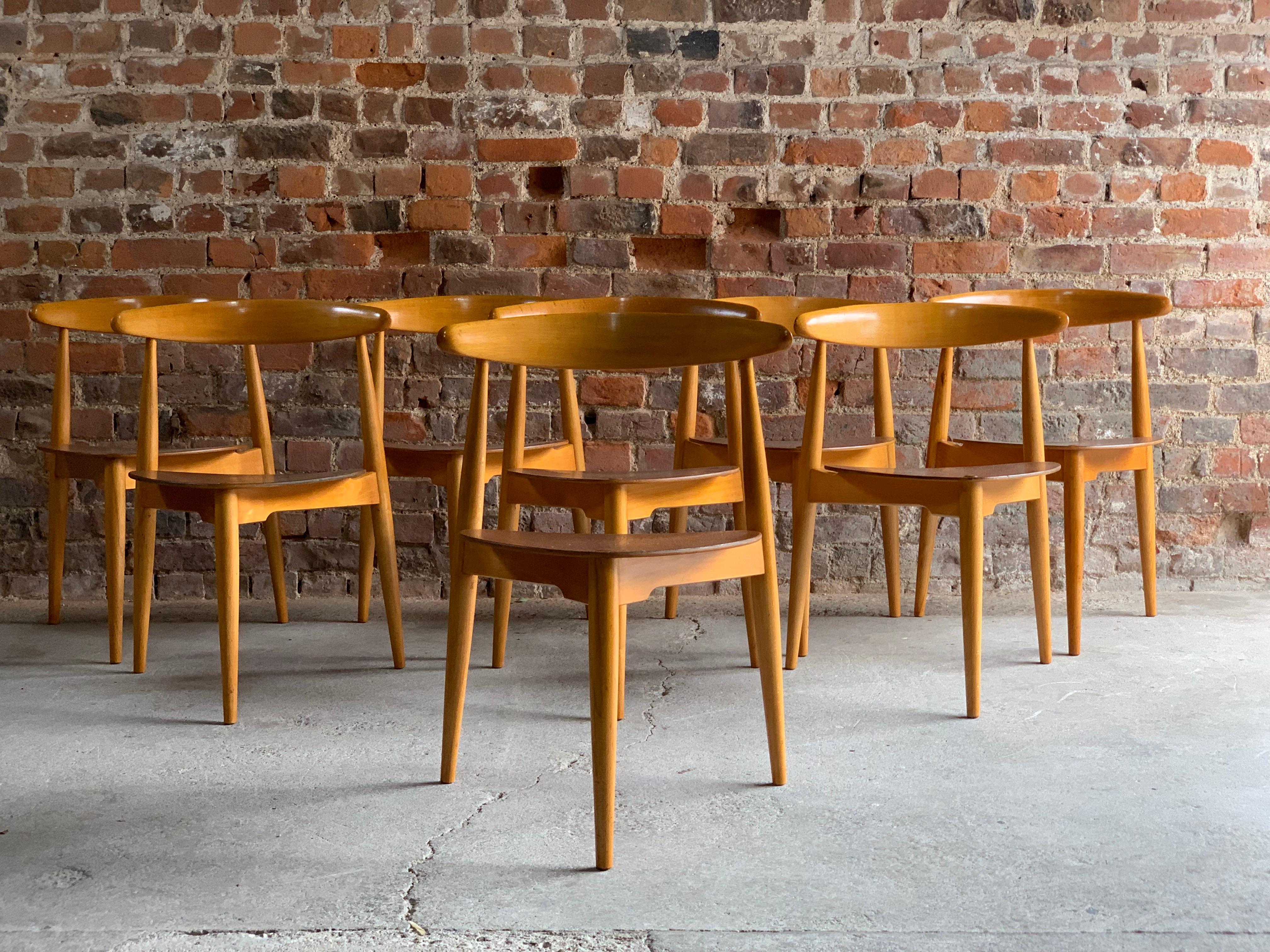 Beech Hans Wegner Dining Table & Eight Chairs Heart Shape Fritz Hansen, Denmark, 1950s