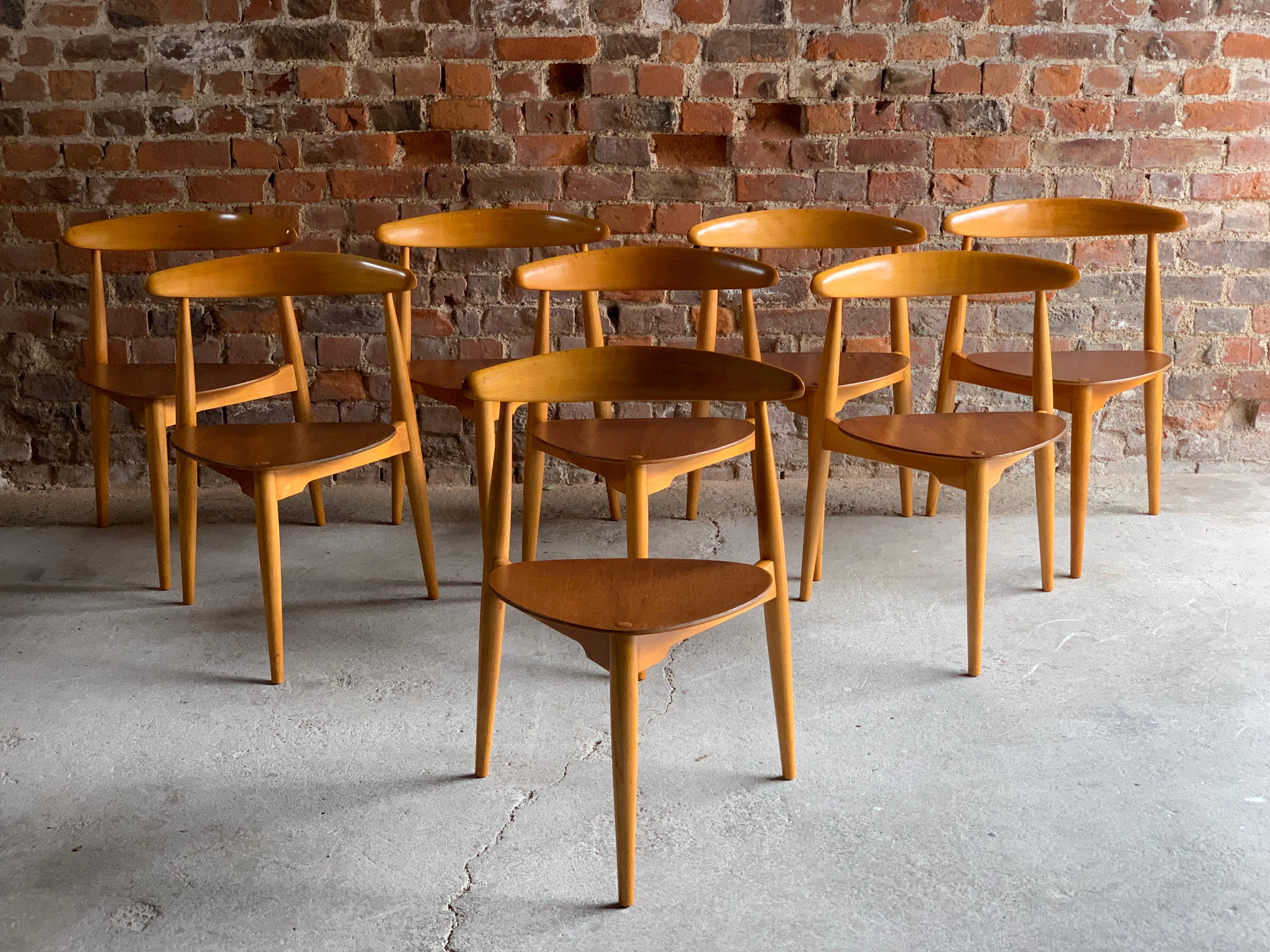 Hans Wegner Dining Table & Eight Chairs Heart Shape Fritz Hansen, Denmark, 1950s 1