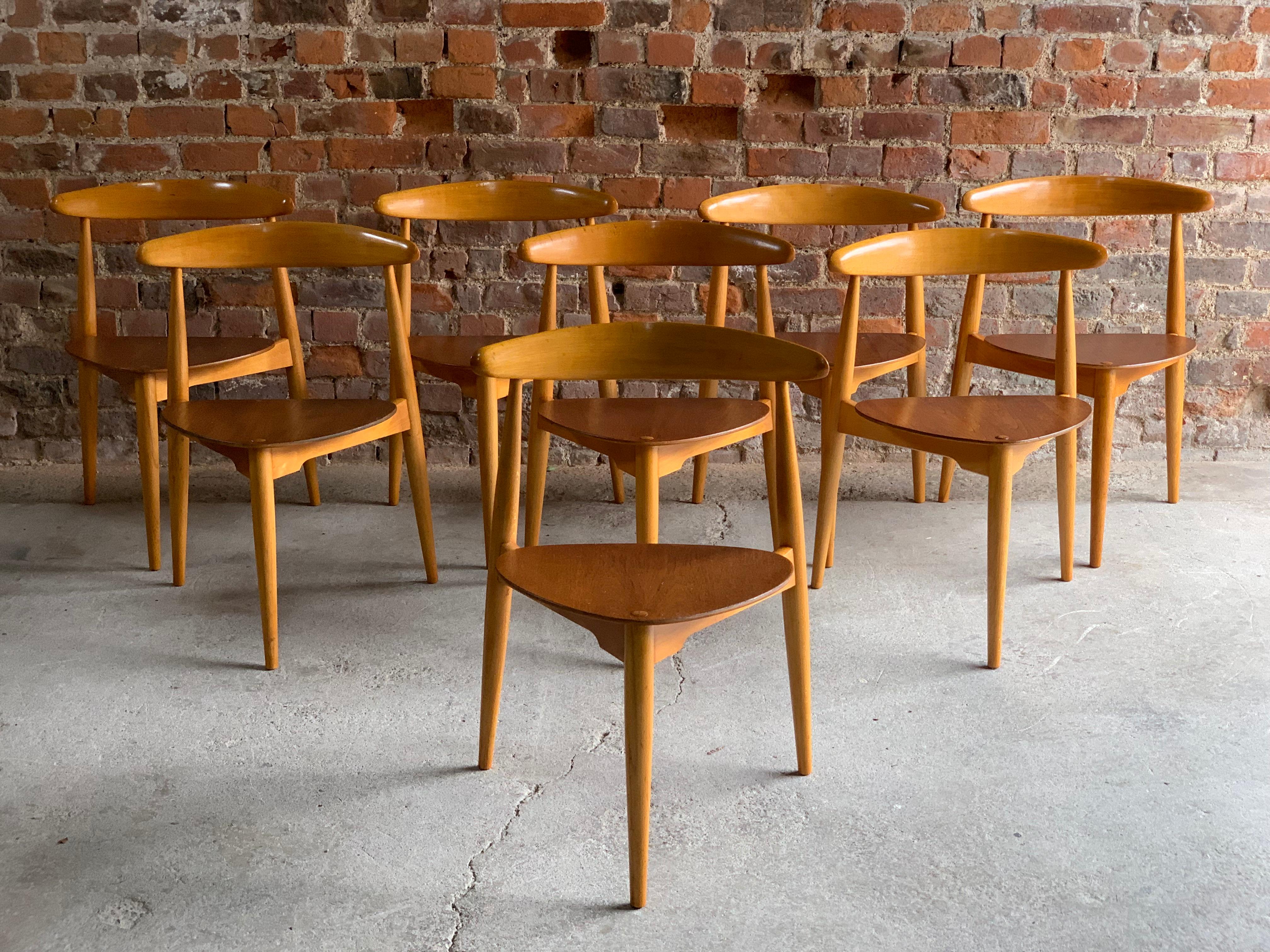 Hans Wegner Dining Table & Eight Chairs Heart Shape Fritz Hansen, Denmark, 1950s 2
