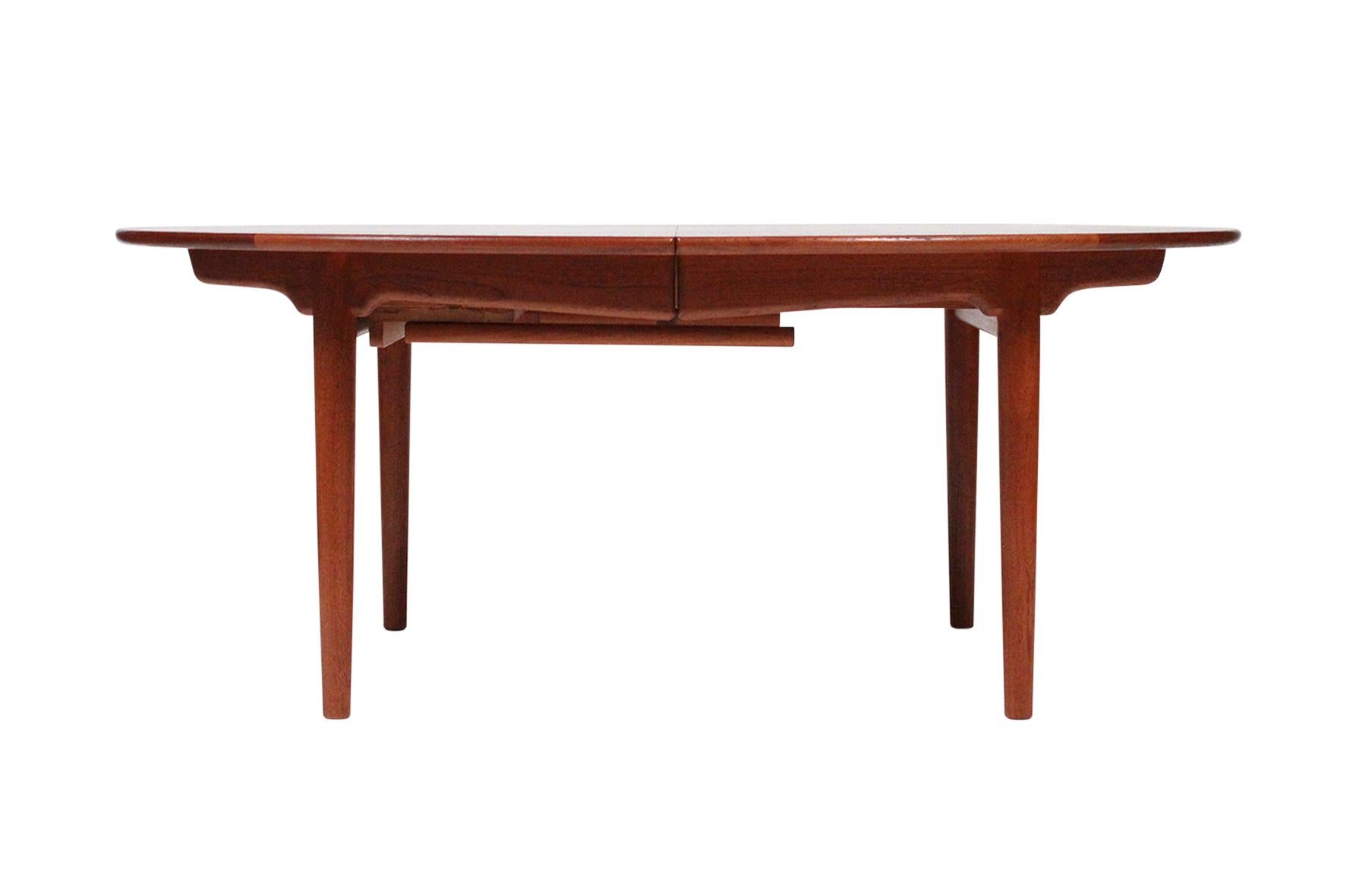 Very rare and large dining table with a solid teak top and oak legs, model JH-567 designed by Hans Wegner. Produced by cabinetmaker Johannes Hansen in Denmark. Three interlocking leaves are removable, when fully extended seats 12-14 people. This