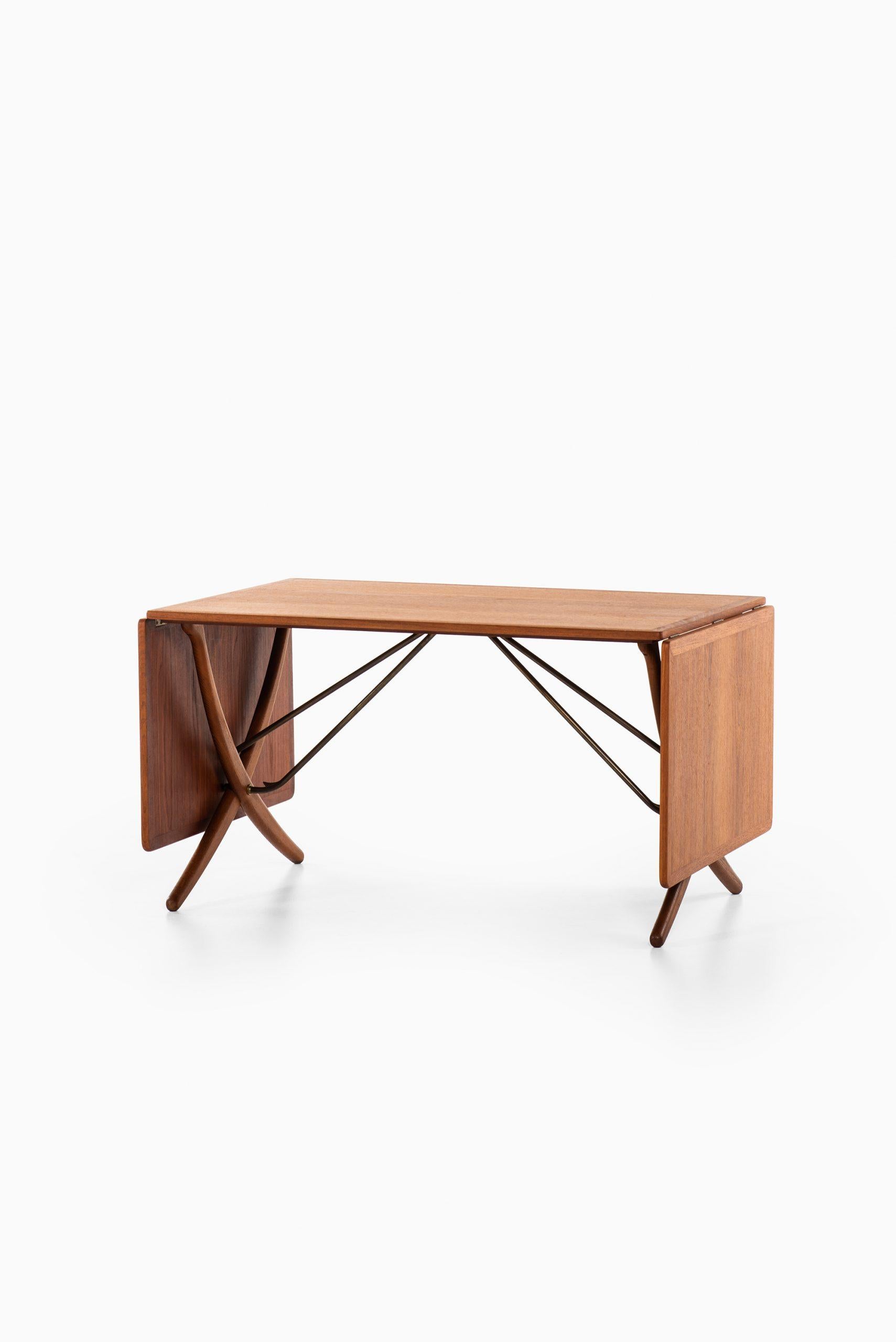 Rare dining table model AT-304 designed by Hans Wegner. Produced by Andreas Tuck in Denmark.
Measure: Width 132-238 cm.