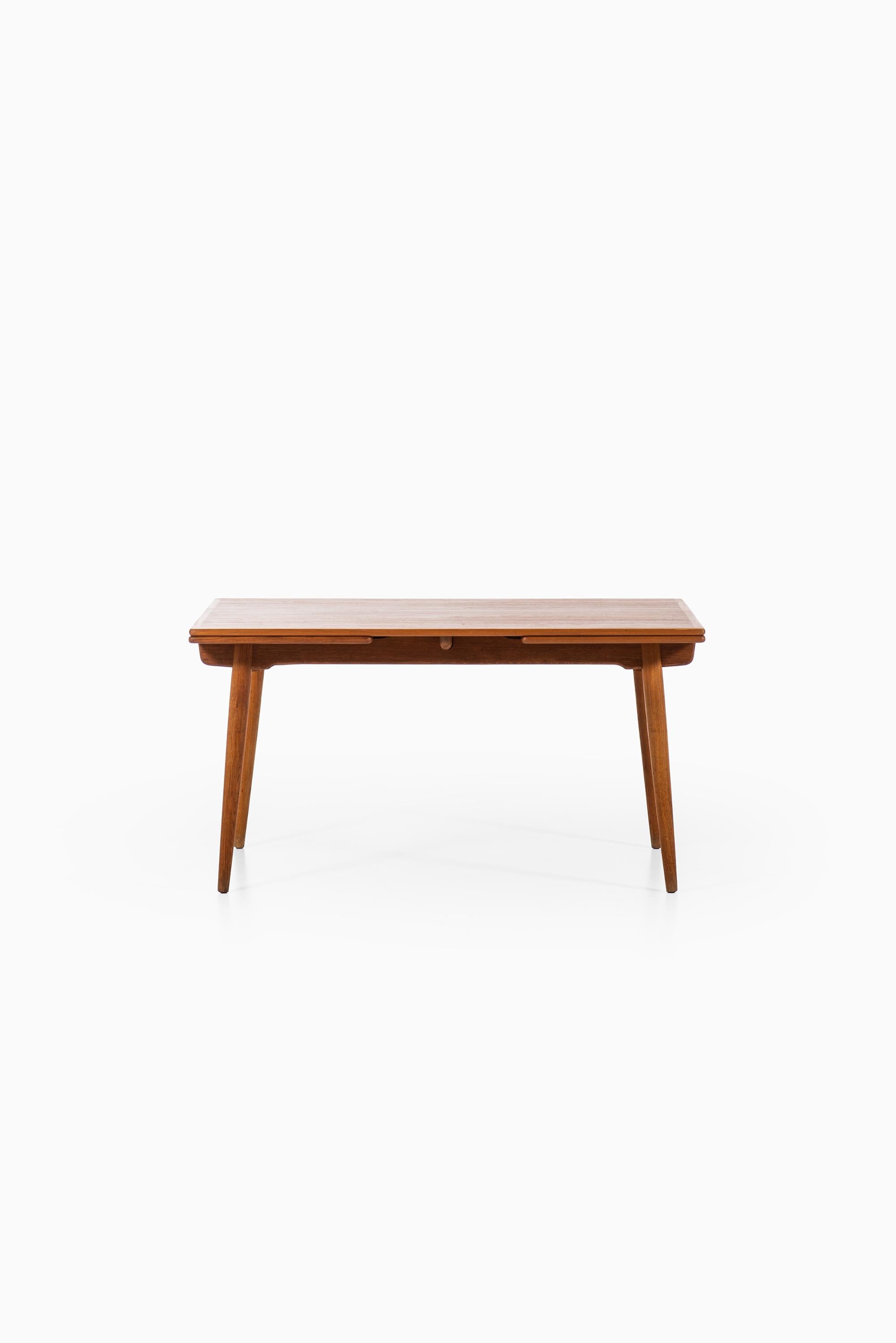 Table de salle à manger modèle AT-312 conçue par Hans Wegner. Produit par Andreas Tuck au Danemark.