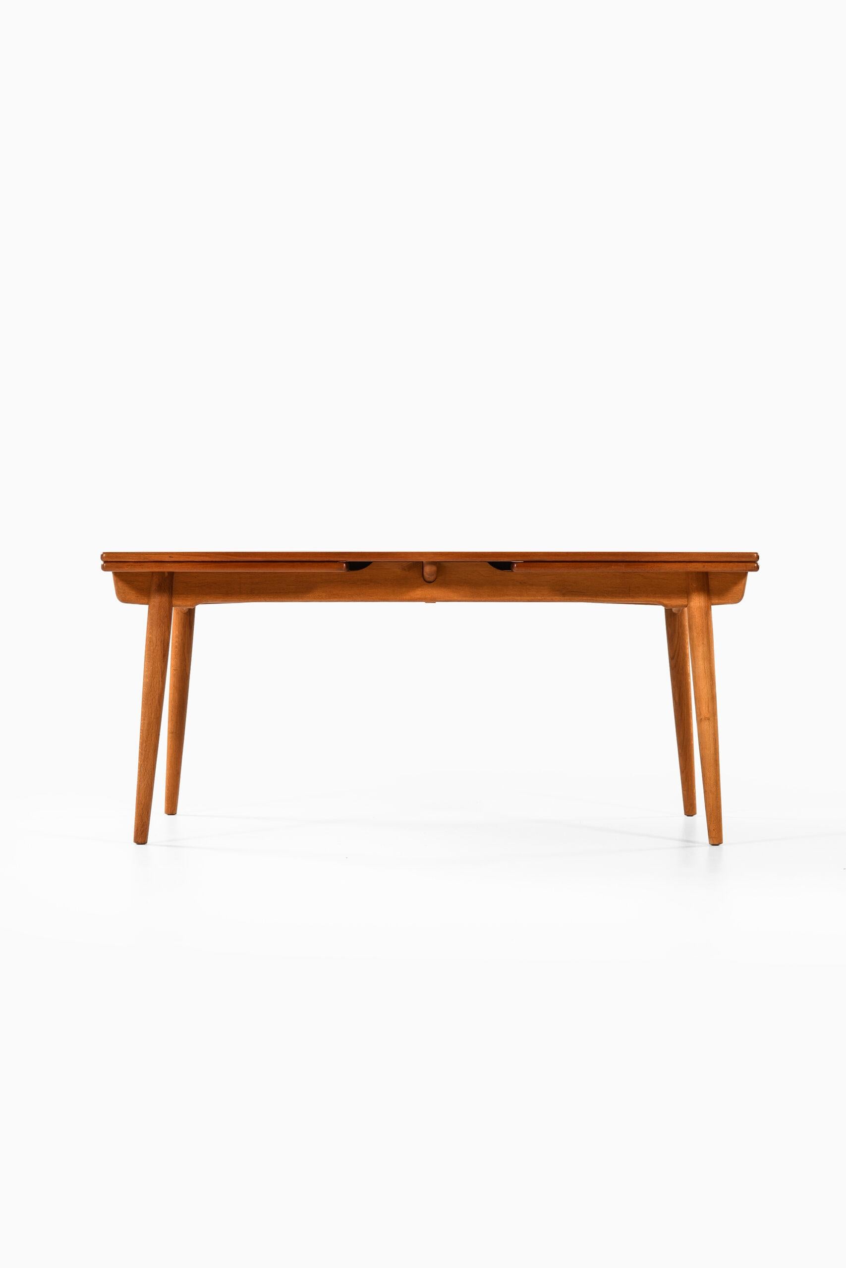 Dining table model AT-312 designed by Hans Wegner. Produced by Andreas Tuck in Denmark. Dimensions (W x D x H): 160 ( 280 ) x 100 x 72 cm.