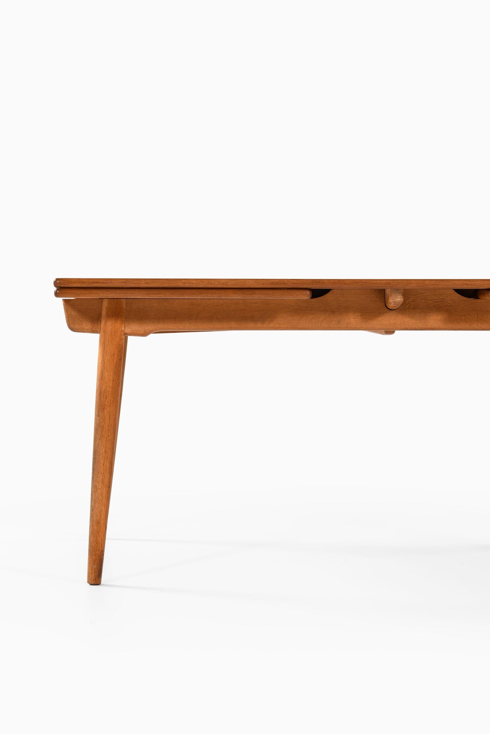 Dining table model AT-312 designed by Hans Wegner. Produced by Andreas Tuck in Denmark. Dimensions (W x D x H): 160 ( 280 ) x 100 x 71,5 cm.