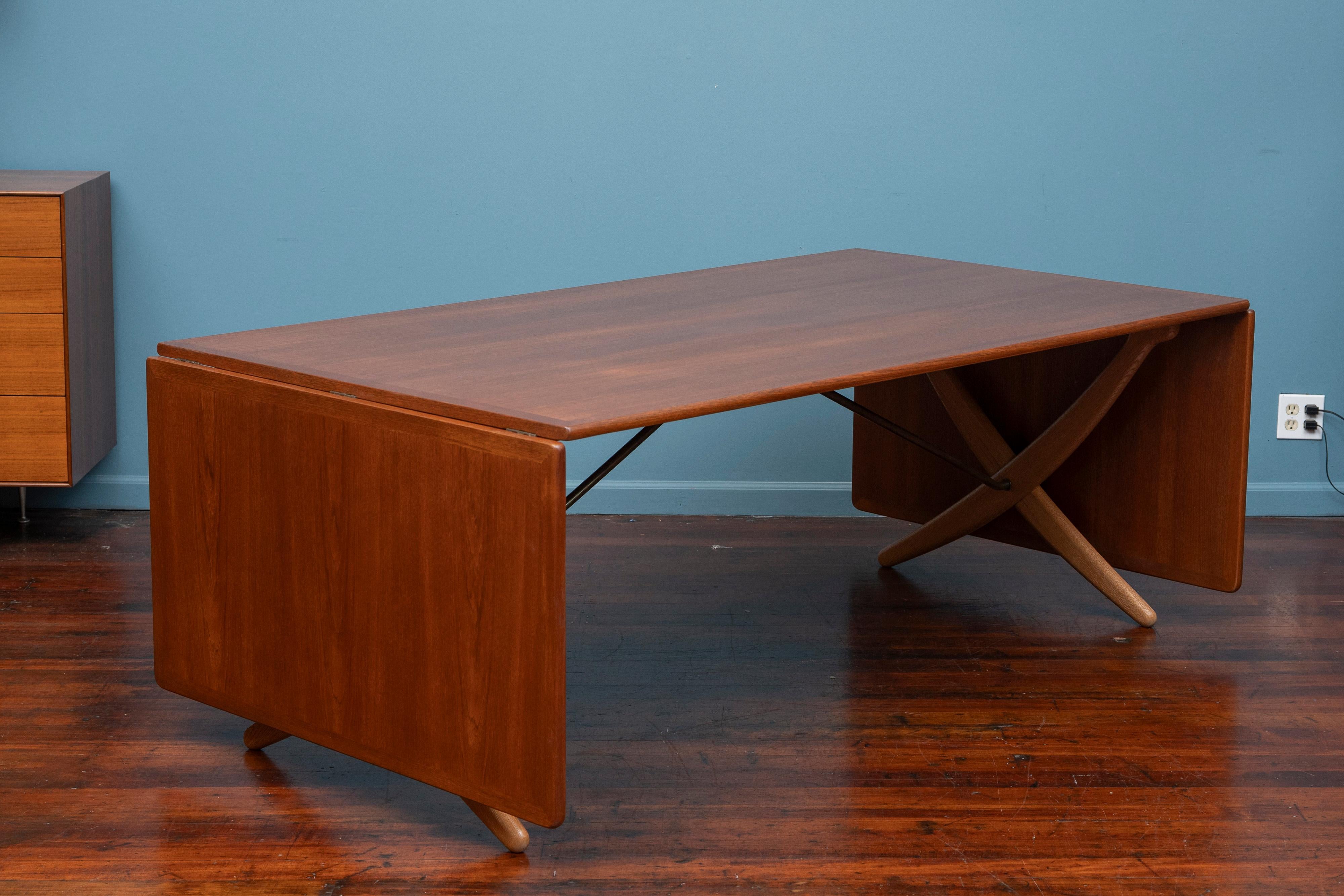 Raro tavolo da pranzo Hans Wegner delle dimensioni più grandi, modello AT-314. Ogni lato è dotato di un supporto estraibile e si apre fino a 122 pollici. Ampio. I materiali di alta qualità e l'artigianato esemplificano la bellezza e la semplicità di