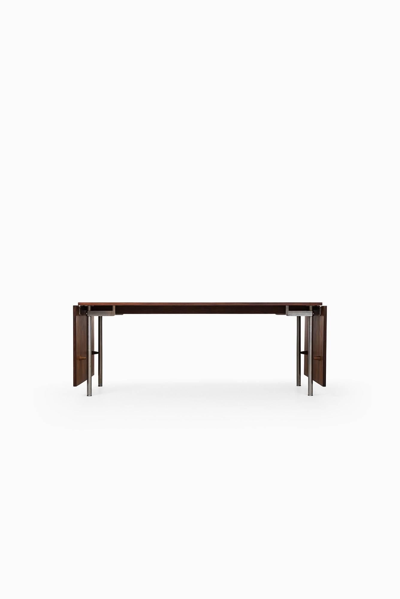 Rare dining table model AT-318 designed by Hans Wegner. Produced by Andreas Tuck in Denmark.