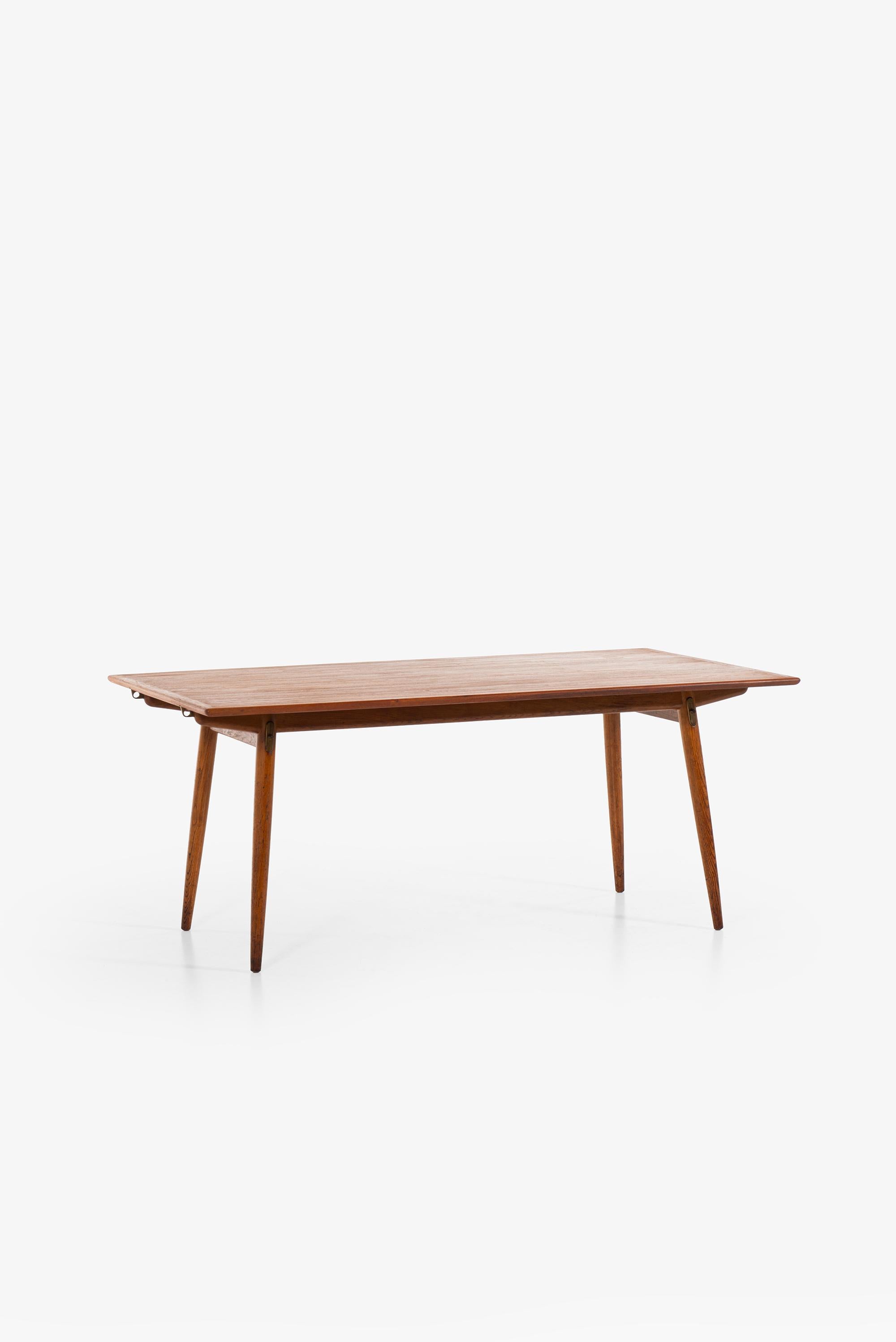 Very rare dining table model JH-570 designed by Hans Wegner. Produced by cabinetmaker Johannes Hansen in Denmark.