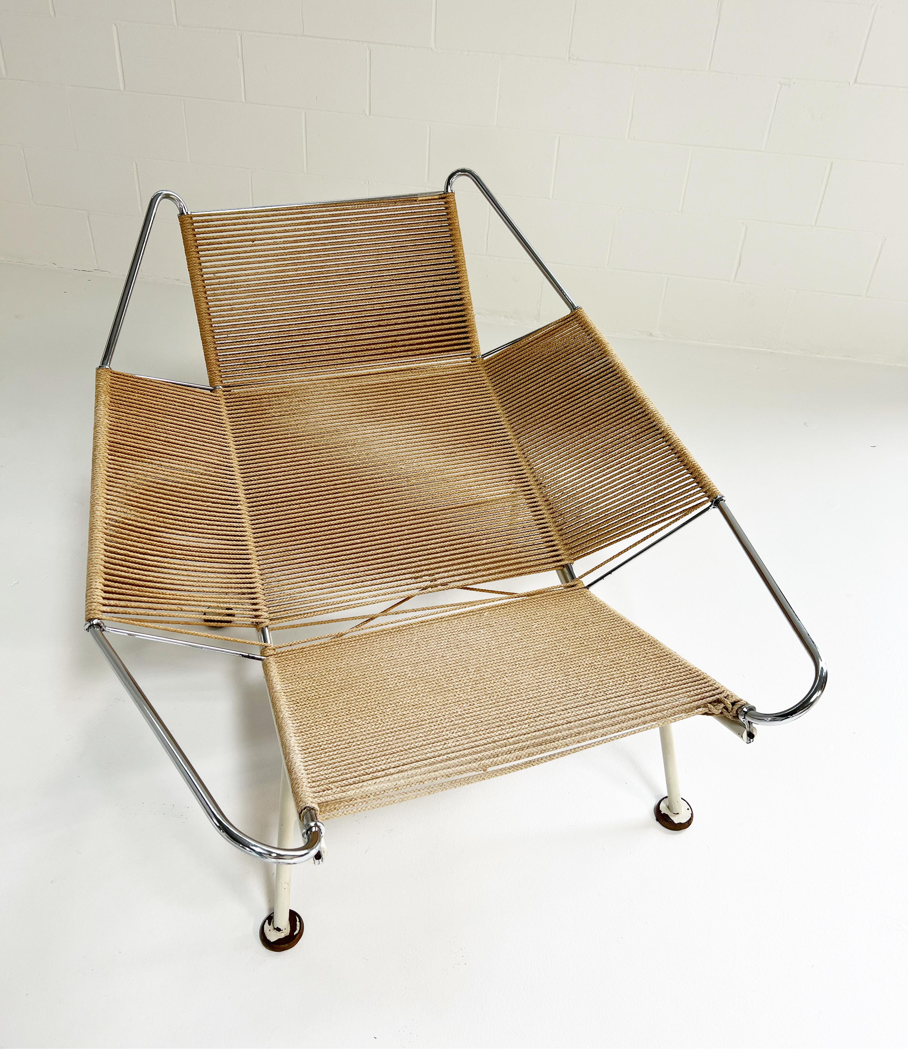 Ein Flag Halyard Stuhl von 1950 in sehr gutem Zustand. Hans Wegner entwarf dieses ikonische Design beim Faulenzen am Strand. Für einen noch bequemeren Sitz haben wir eines unserer kuscheligen, hochflorigen kalifornischen Schaffelle