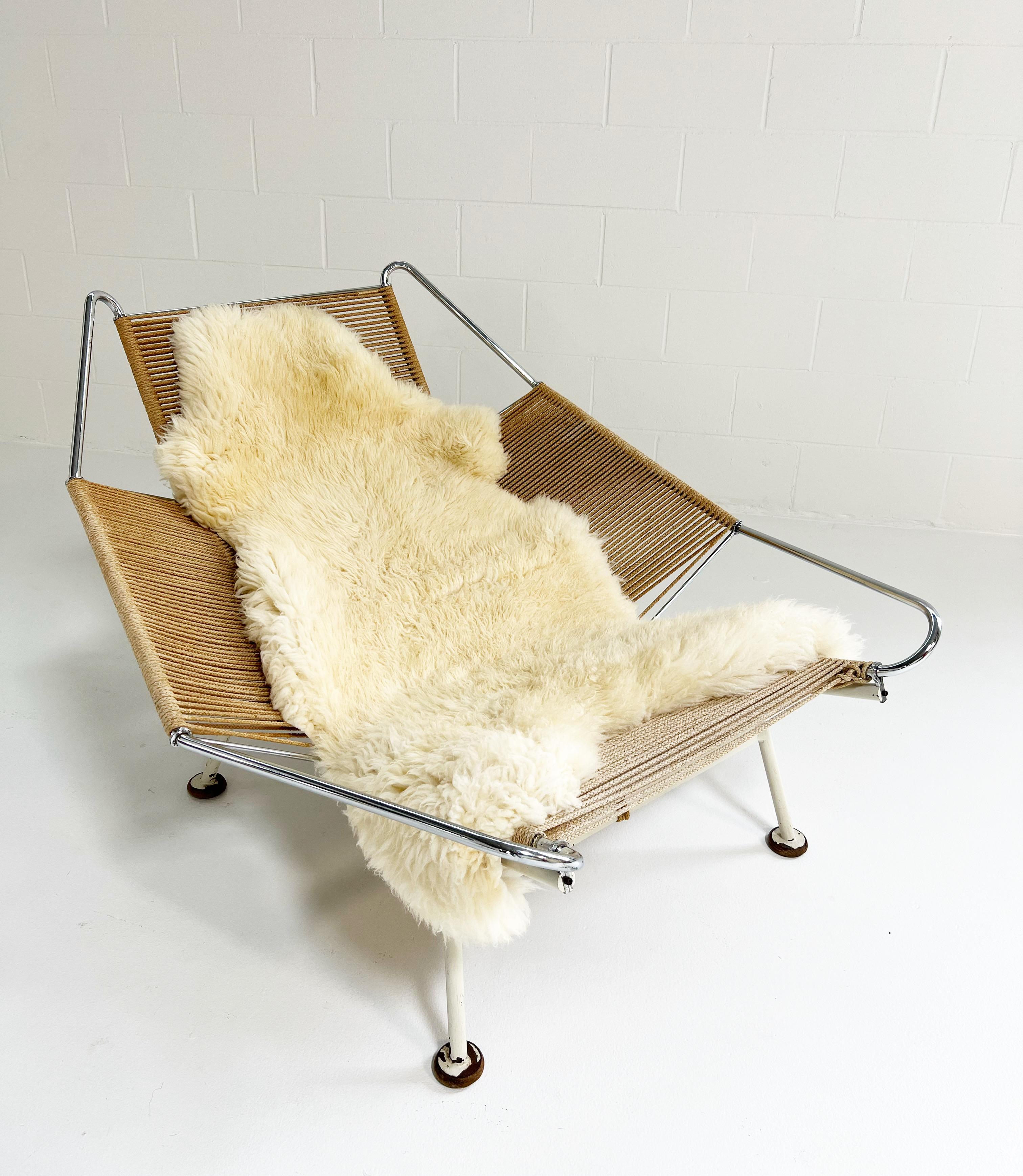 Milieu du XXe siècle Hans Wegner fauteuil deyard de premier drapeau avec peau de mouton en vente