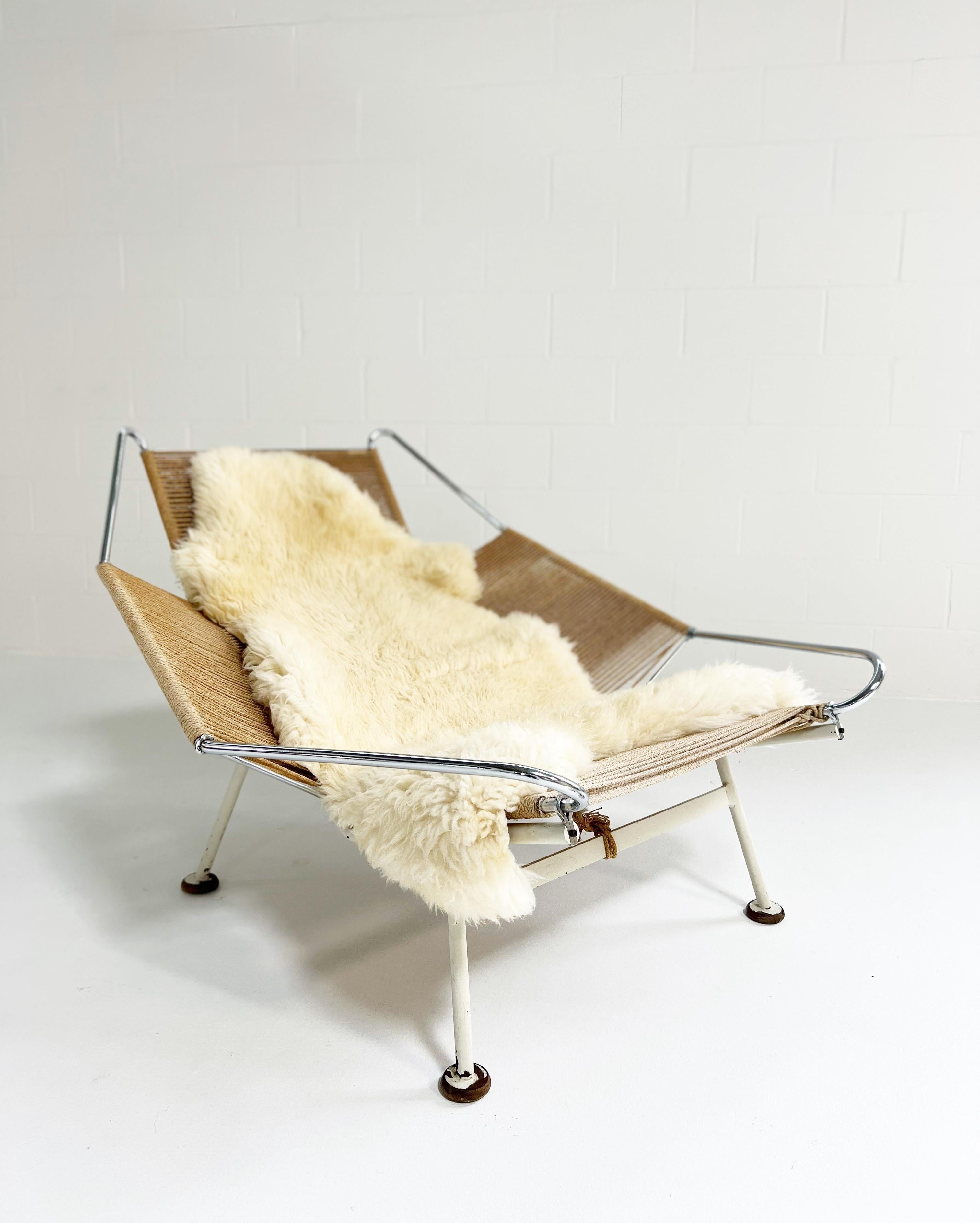 Acier Hans Wegner fauteuil deyard de premier drapeau avec peau de mouton en vente