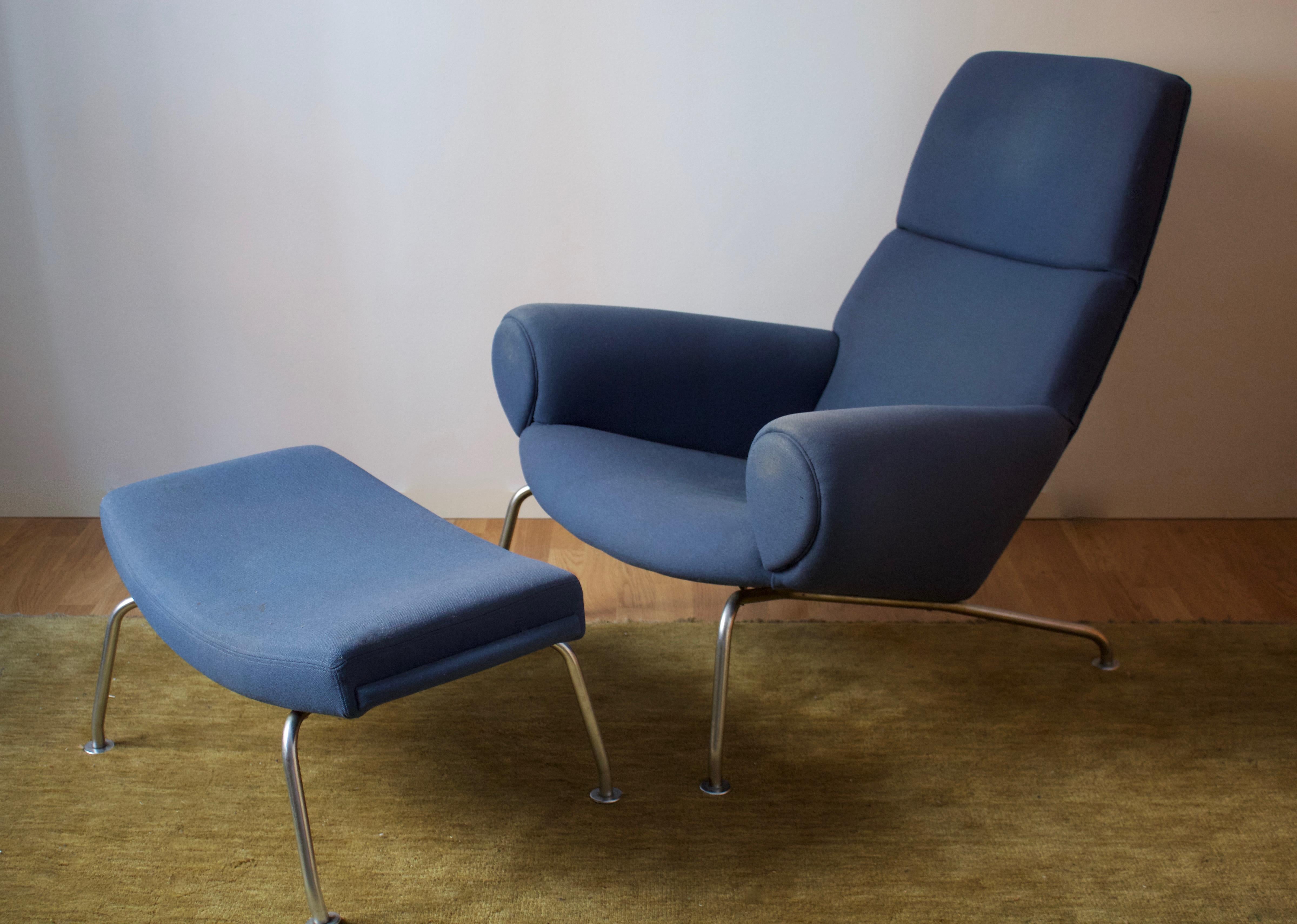 An early and rare-version Ox Chair. Designed and produced by Hans Wegner for AP Stolen, 1960s. Vintage fabric.

Provenance: Aarhus Teater, Denmark.